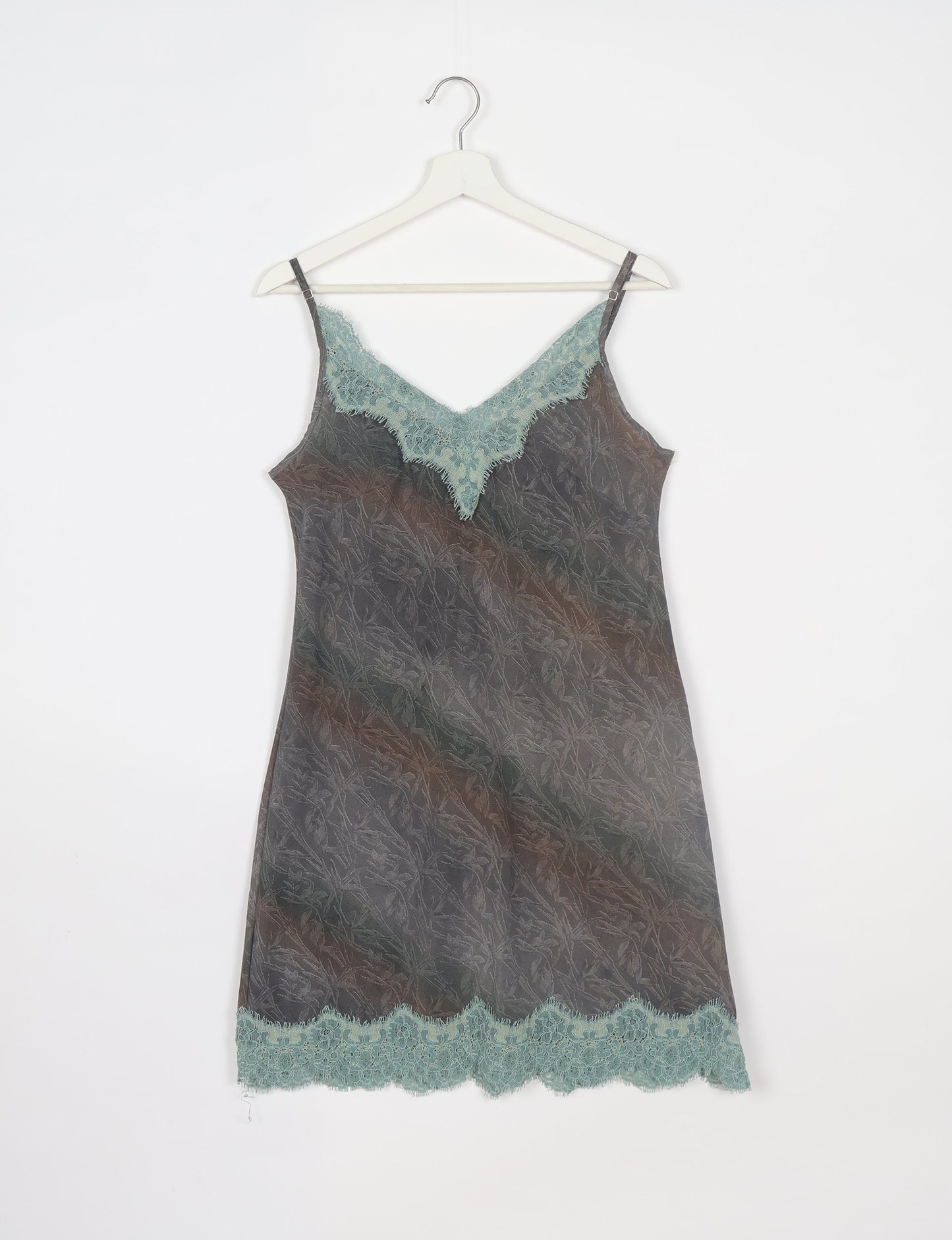 Experience nighttime luxury with our NIGHT DRESS – a true sleeping beauty crafted from upcycled sari fabric by dedicated artisans. Seamlessly combining purpose and comfort, these nightdresses offer a relaxed fit and lightweight material, ideal for sleeping, lounging, or enjoying a tranquil moment sipping coffee on your balcony.