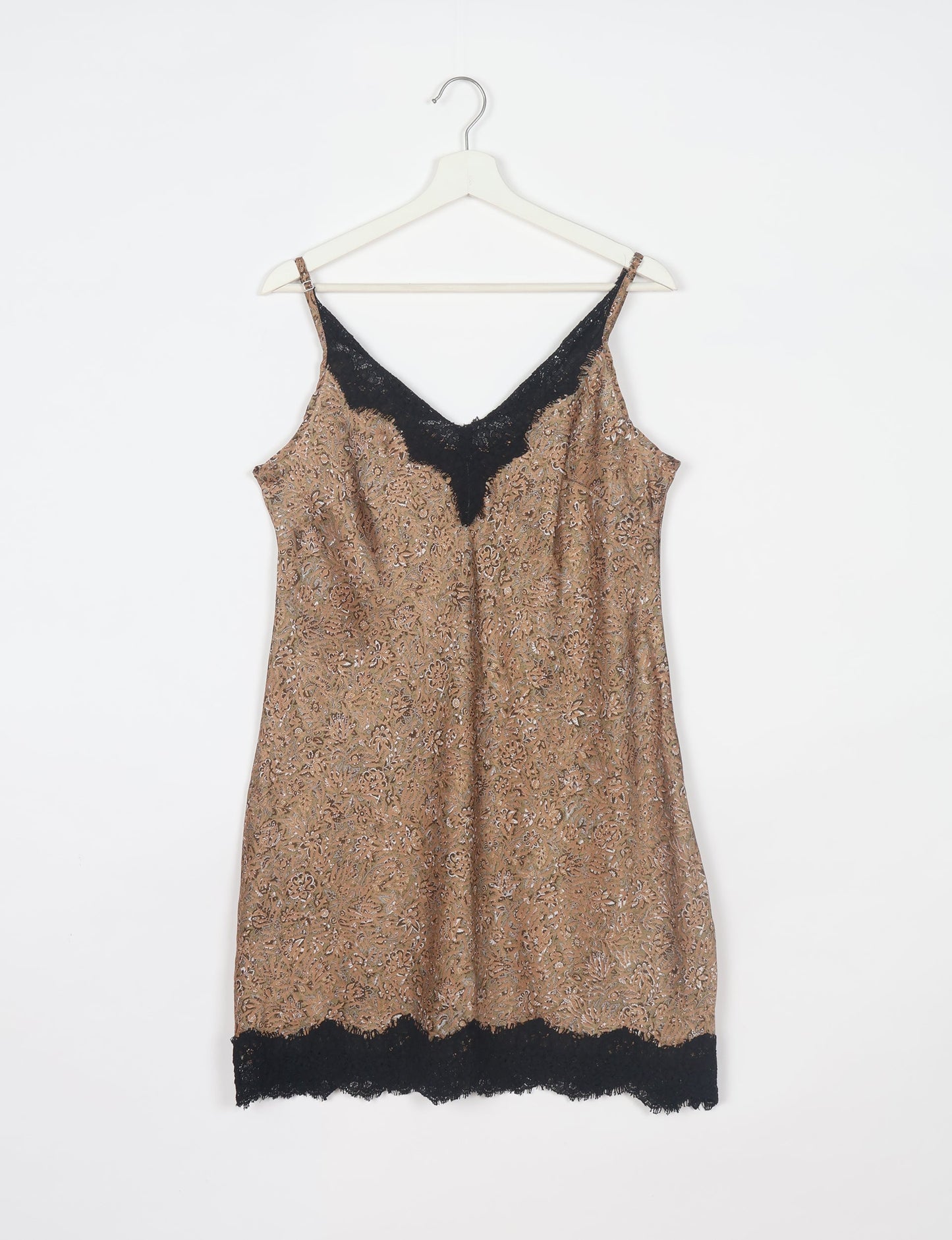 Experience nighttime luxury with our NIGHT DRESS – a true sleeping beauty crafted from upcycled sari fabric by dedicated artisans. Seamlessly combining purpose and comfort, these nightdresses offer a relaxed fit and lightweight material, ideal for sleeping, lounging, or enjoying a tranquil moment sipping coffee on your balcony.