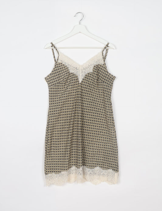 Experience nighttime luxury with our NIGHT DRESS – a true sleeping beauty crafted from upcycled sari fabric by dedicated artisans. Seamlessly combining purpose and comfort, these nightdresses offer a relaxed fit and lightweight material, ideal for sleeping, lounging, or enjoying a tranquil moment sipping coffee on your balcony.