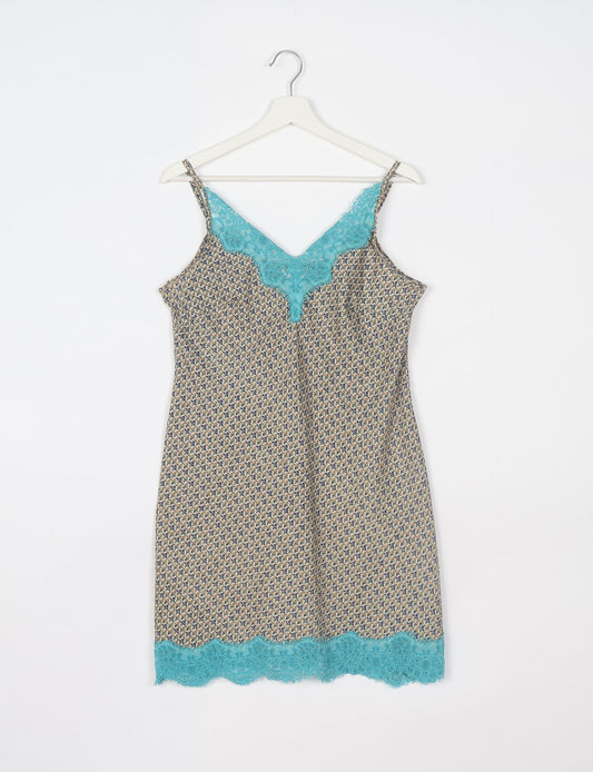 Experience nighttime luxury with our NIGHT DRESS – a true sleeping beauty crafted from upcycled sari fabric by dedicated artisans. Seamlessly combining purpose and comfort, these nightdresses offer a relaxed fit and lightweight material, ideal for sleeping, lounging, or enjoying a tranquil moment sipping coffee on your balcony.