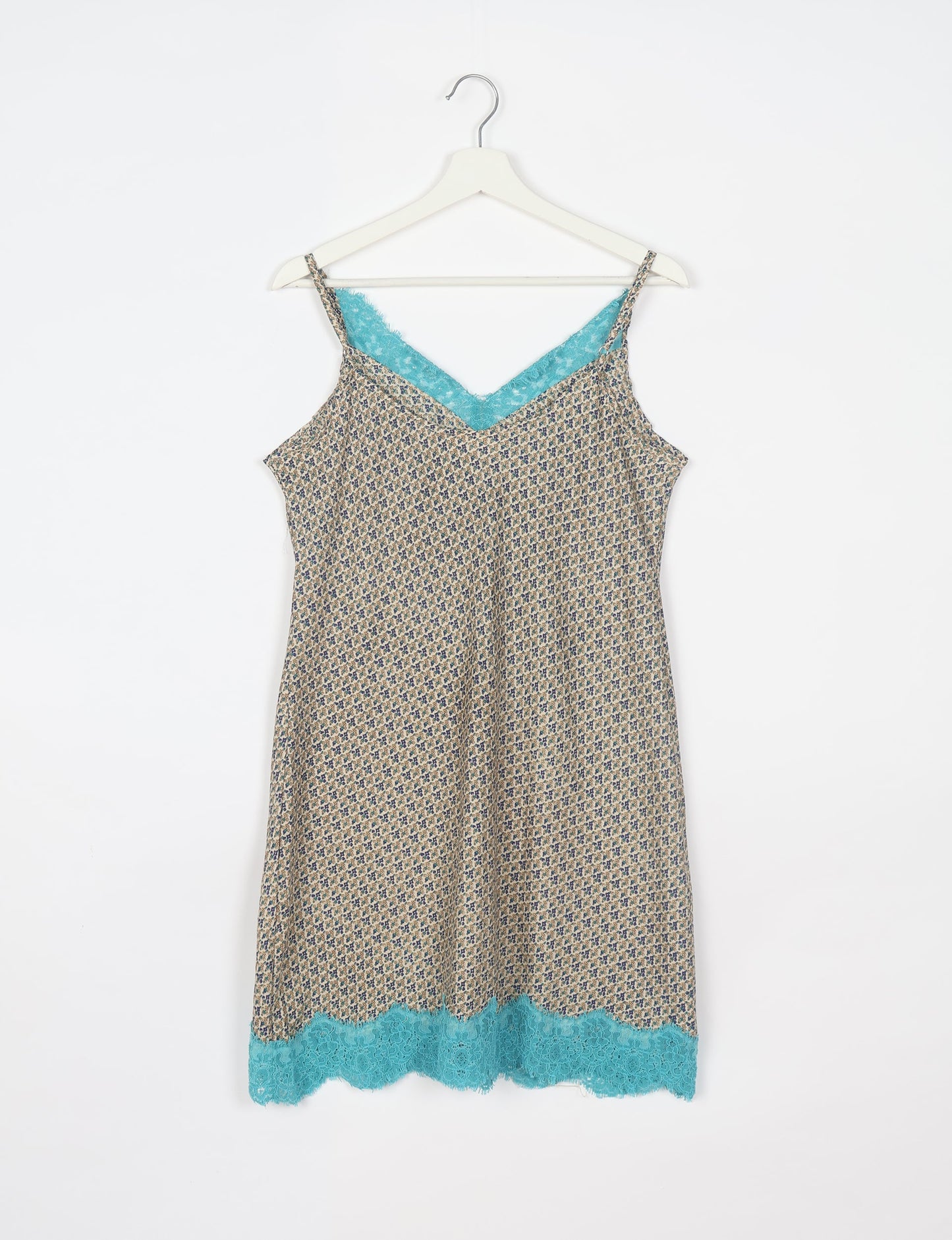 Experience nighttime luxury with our NIGHT DRESS – a true sleeping beauty crafted from upcycled sari fabric by dedicated artisans. Seamlessly combining purpose and comfort, these nightdresses offer a relaxed fit and lightweight material, ideal for sleeping, lounging, or enjoying a tranquil moment sipping coffee on your balcony.