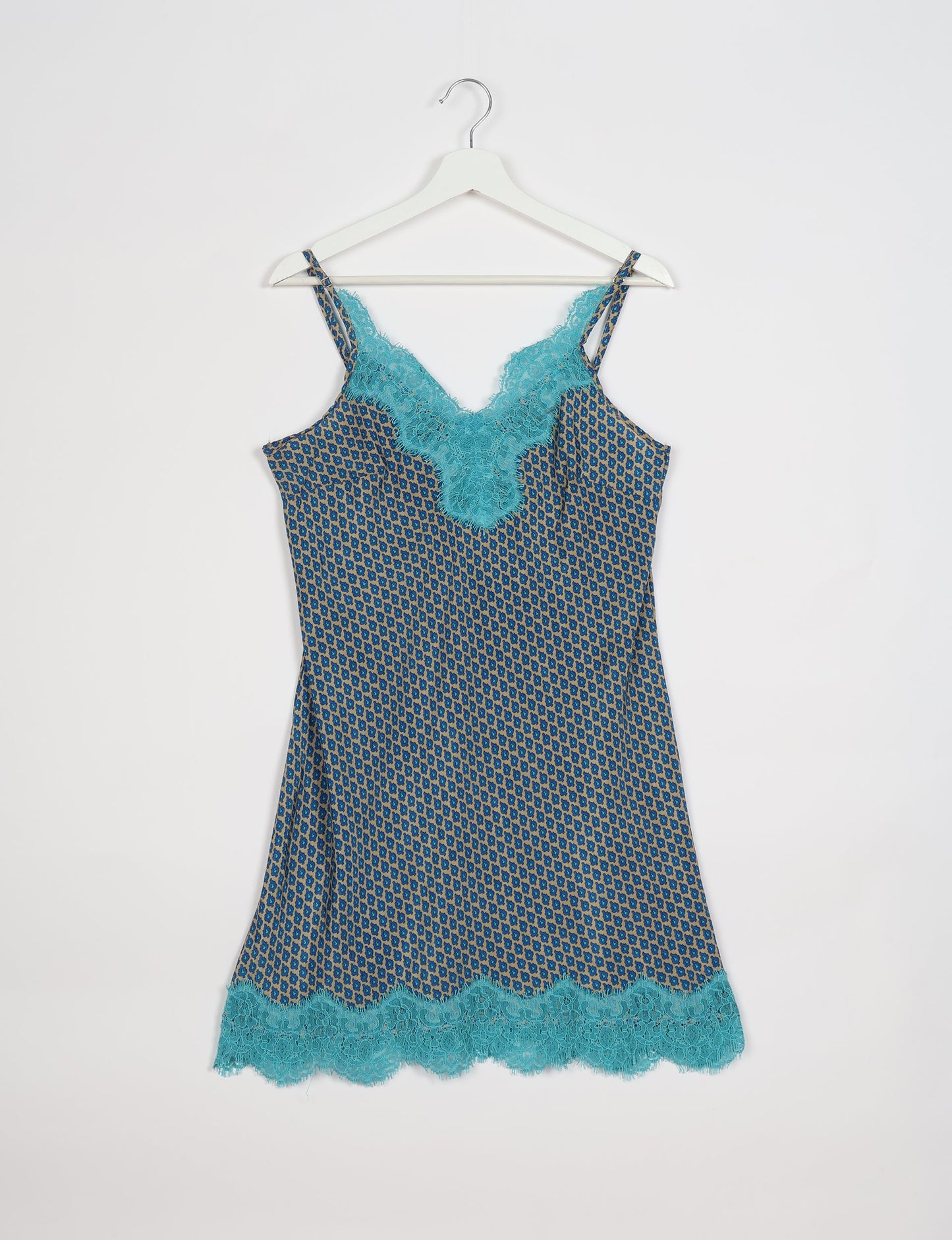 Experience nighttime luxury with our NIGHT DRESS – a true sleeping beauty crafted from upcycled sari fabric by dedicated artisans. Seamlessly combining purpose and comfort, these nightdresses offer a relaxed fit and lightweight material, ideal for sleeping, lounging, or enjoying a tranquil moment sipping coffee on your balcony.