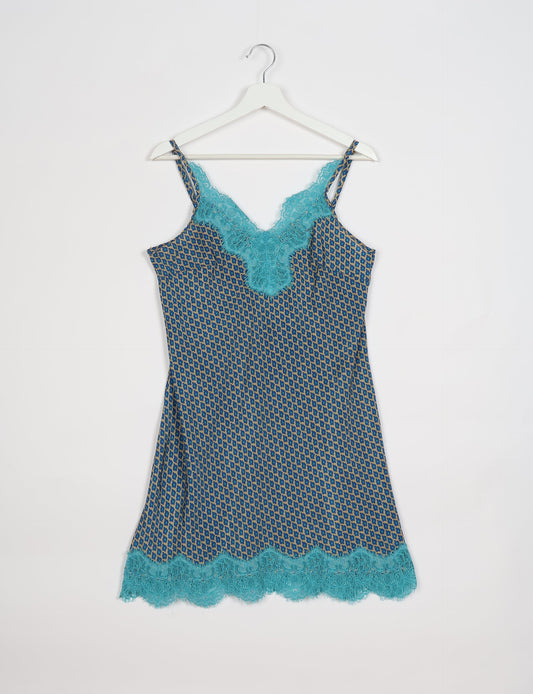 Experience nighttime luxury with our NIGHT DRESS – a true sleeping beauty crafted from upcycled sari fabric by dedicated artisans. Seamlessly combining purpose and comfort, these nightdresses offer a relaxed fit and lightweight material, ideal for sleeping, lounging, or enjoying a tranquil moment sipping coffee on your balcony.