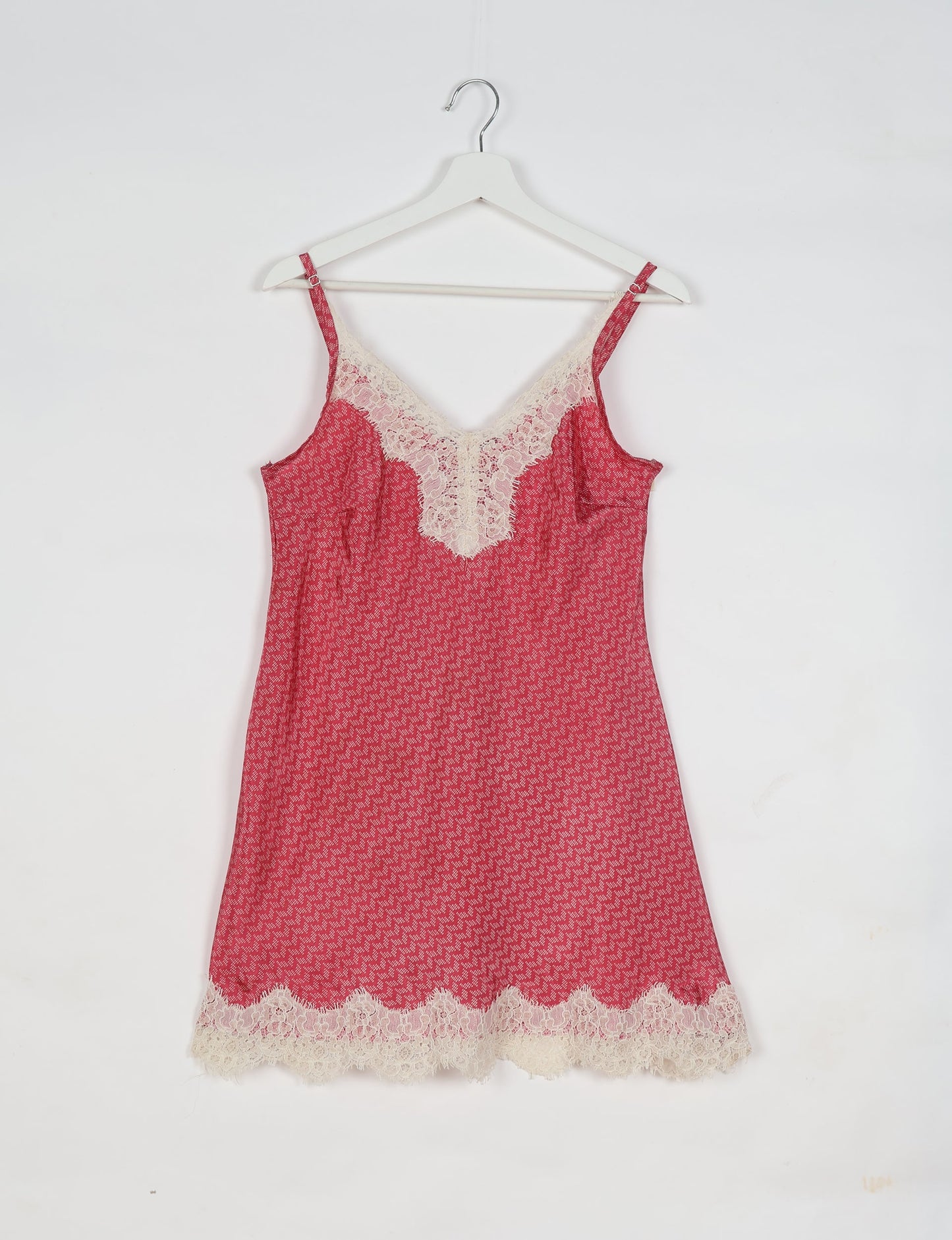 Experience nighttime luxury with our NIGHT DRESS – a true sleeping beauty crafted from upcycled sari fabric by dedicated artisans. Seamlessly combining purpose and comfort, these nightdresses offer a relaxed fit and lightweight material, ideal for sleeping, lounging, or enjoying a tranquil moment sipping coffee on your balcony.