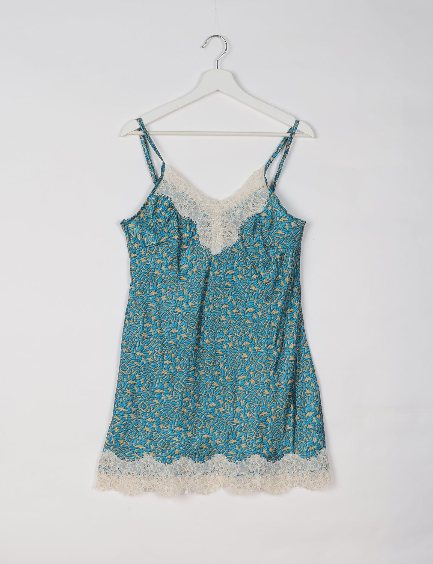 Experience nighttime luxury with our NIGHT DRESS – a true sleeping beauty crafted from upcycled sari fabric by dedicated artisans. Seamlessly combining purpose and comfort, these nightdresses offer a relaxed fit and lightweight material, ideal for sleeping, lounging, or enjoying a tranquil moment sipping coffee on your balcony.