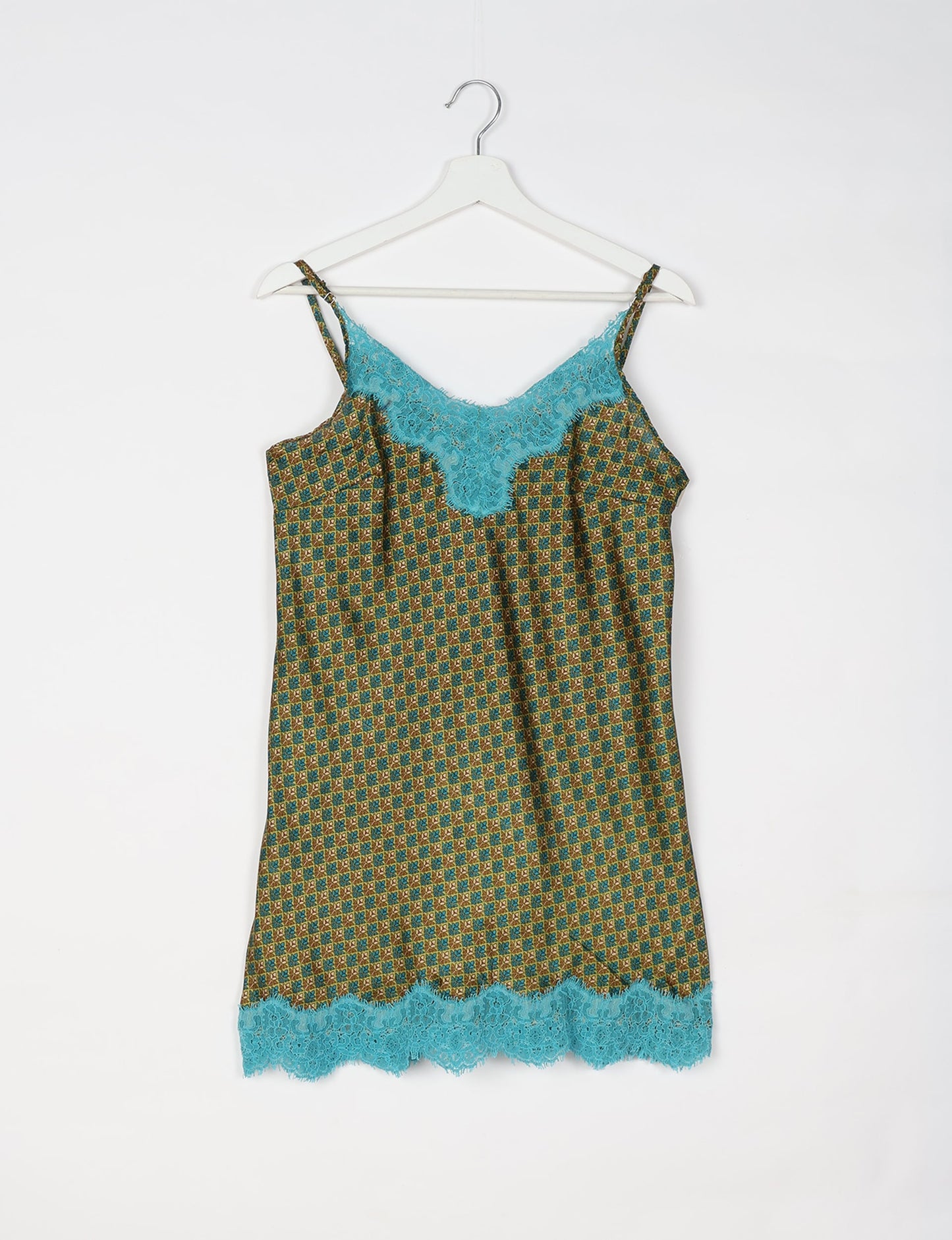 Experience nighttime luxury with our NIGHT DRESS – a true sleeping beauty crafted from upcycled sari fabric by dedicated artisans. Seamlessly combining purpose and comfort, these nightdresses offer a relaxed fit and lightweight material, ideal for sleeping, lounging, or enjoying a tranquil moment sipping coffee on your balcony.