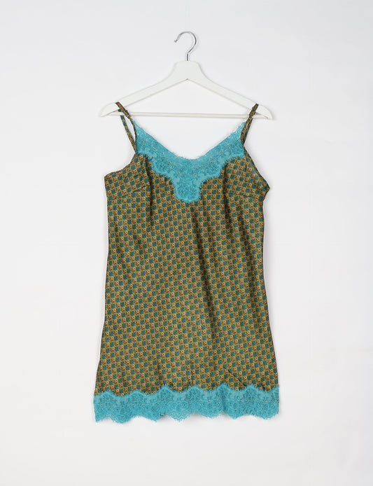 Experience nighttime luxury with our NIGHT DRESS – a true sleeping beauty crafted from upcycled sari fabric by dedicated artisans. Seamlessly combining purpose and comfort, these nightdresses offer a relaxed fit and lightweight material, ideal for sleeping, lounging, or enjoying a tranquil moment sipping coffee on your balcony.