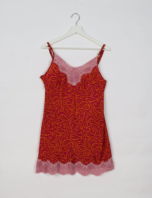 Experience nighttime luxury with our NIGHT DRESS – a true sleeping beauty crafted from upcycled sari fabric by dedicated artisans. Seamlessly combining purpose and comfort, these nightdresses offer a relaxed fit and lightweight material, ideal for sleeping, lounging, or enjoying a tranquil moment sipping coffee on your balcony.