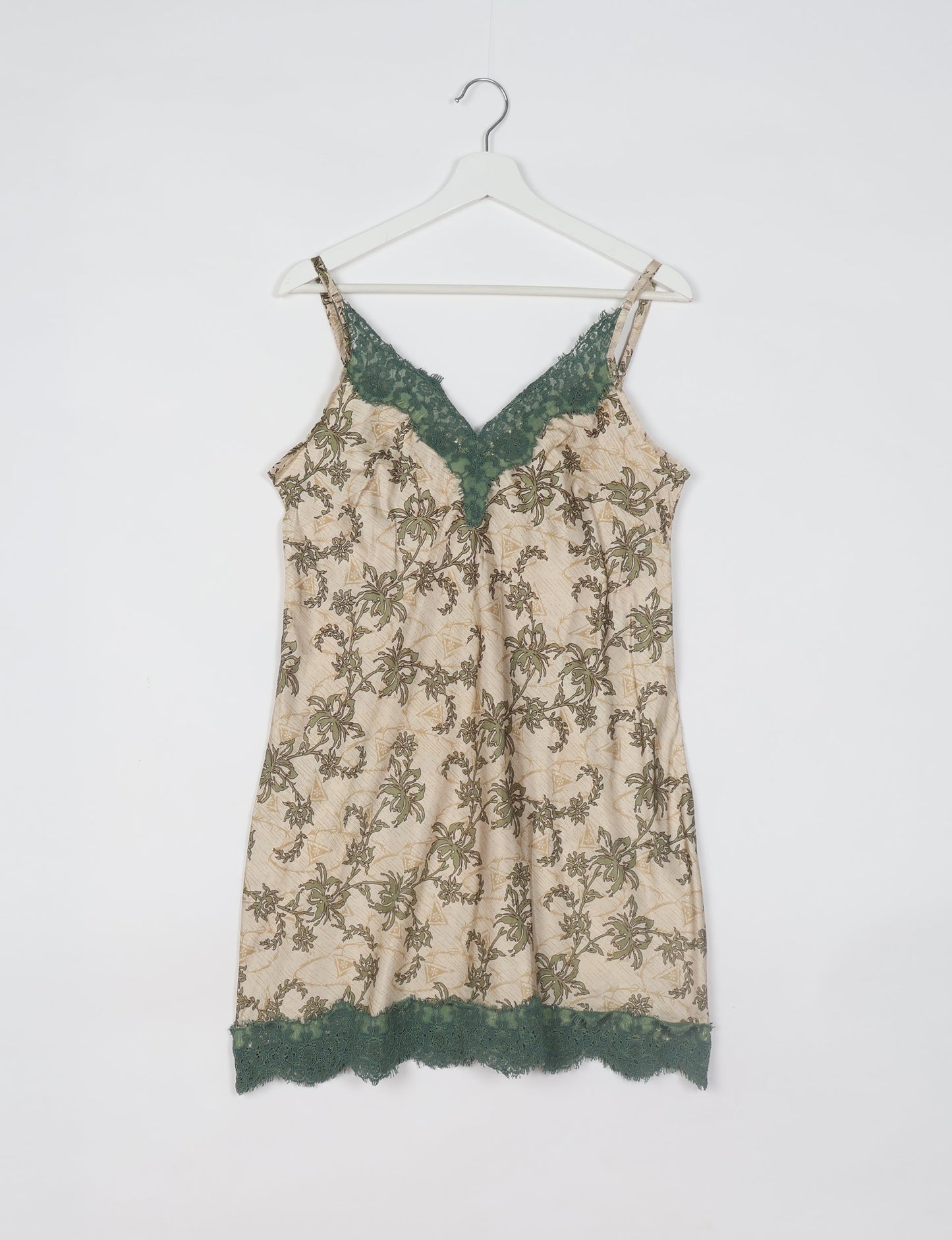 Experience nighttime luxury with our NIGHT DRESS – a true sleeping beauty crafted from upcycled sari fabric by dedicated artisans. Seamlessly combining purpose and comfort, these nightdresses offer a relaxed fit and lightweight material, ideal for sleeping, lounging, or enjoying a tranquil moment sipping coffee on your balcony.