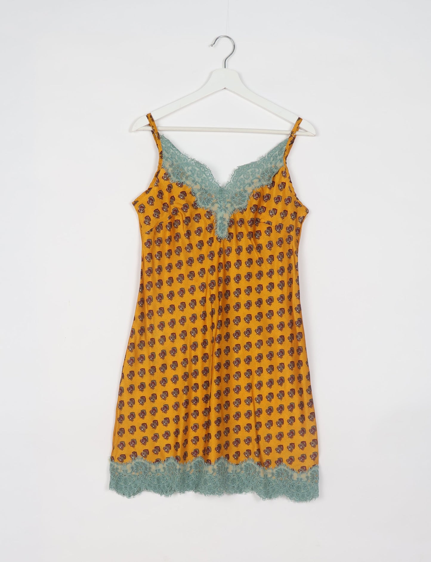 Experience nighttime luxury with our NIGHT DRESS – a true sleeping beauty crafted from upcycled sari fabric by dedicated artisans. Seamlessly combining purpose and comfort, these nightdresses offer a relaxed fit and lightweight material, ideal for sleeping, lounging, or enjoying a tranquil moment sipping coffee on your balcony.