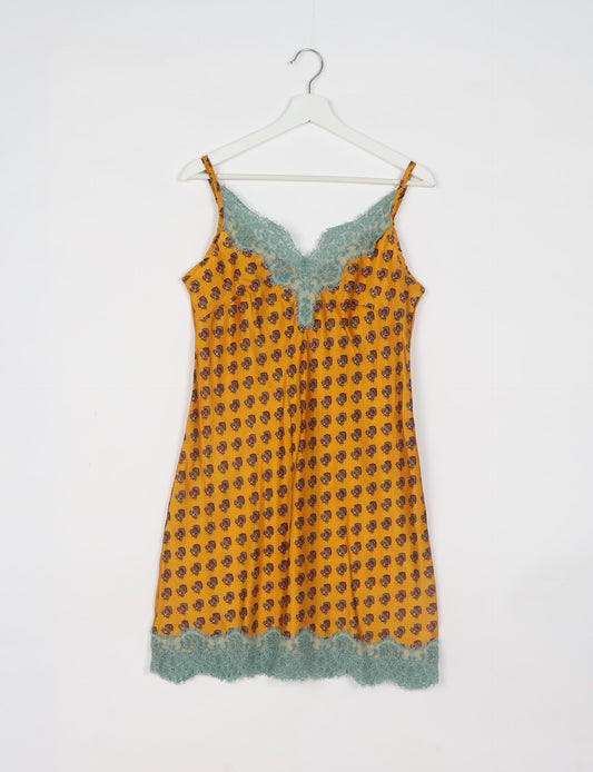 Experience nighttime luxury with our NIGHT DRESS – a true sleeping beauty crafted from upcycled sari fabric by dedicated artisans. Seamlessly combining purpose and comfort, these nightdresses offer a relaxed fit and lightweight material, ideal for sleeping, lounging, or enjoying a tranquil moment sipping coffee on your balcony.