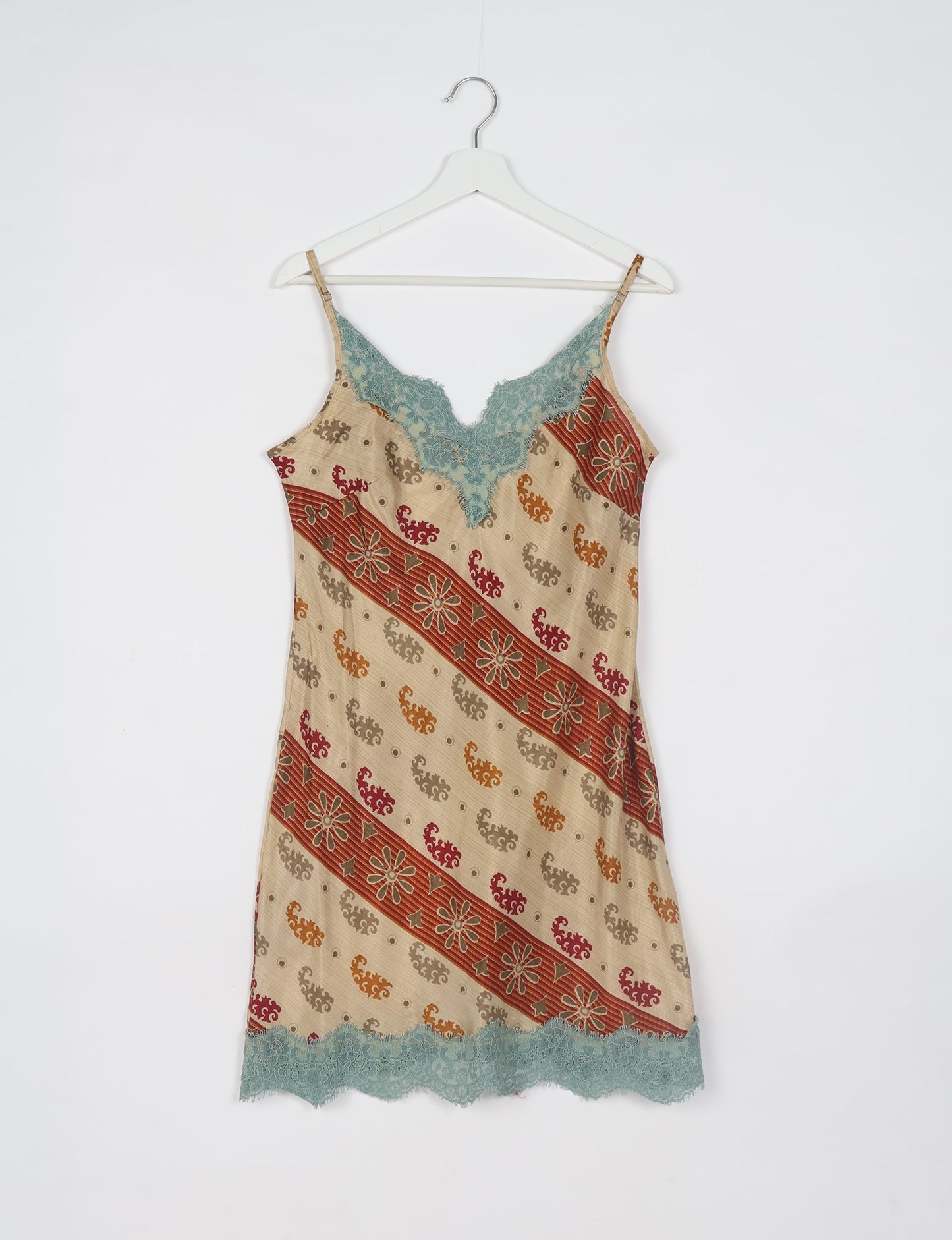 Experience nighttime luxury with our NIGHT DRESS – a true sleeping beauty crafted from upcycled sari fabric by dedicated artisans. Seamlessly combining purpose and comfort, these nightdresses offer a relaxed fit and lightweight material, ideal for sleeping, lounging, or enjoying a tranquil moment sipping coffee on your balcony.