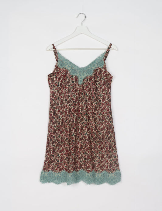 Experience nighttime luxury with our NIGHT DRESS – a true sleeping beauty crafted from upcycled sari fabric by dedicated artisans. Seamlessly combining purpose and comfort, these nightdresses offer a relaxed fit and lightweight material, ideal for sleeping, lounging, or enjoying a tranquil moment sipping coffee on your balcony.