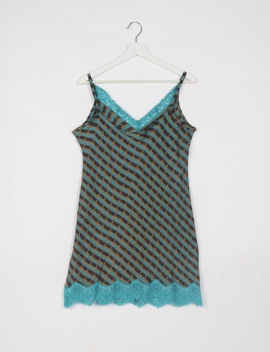 Experience nighttime luxury with our NIGHT DRESS – a true sleeping beauty crafted from upcycled sari fabric by dedicated artisans. Seamlessly combining purpose and comfort, these nightdresses offer a relaxed fit and lightweight material, ideal for sleeping, lounging, or enjoying a tranquil moment sipping coffee on your balcony.