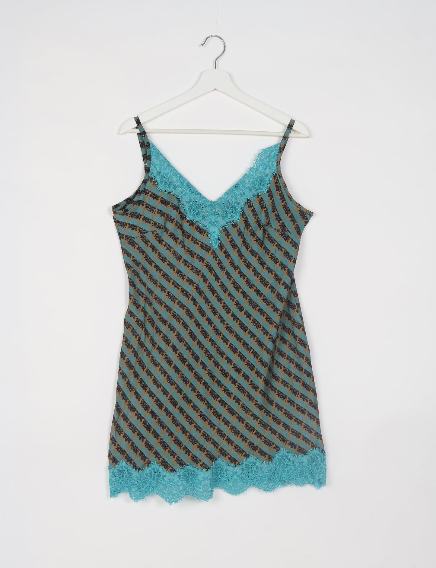 Experience nighttime luxury with our NIGHT DRESS – a true sleeping beauty crafted from upcycled sari fabric by dedicated artisans. Seamlessly combining purpose and comfort, these nightdresses offer a relaxed fit and lightweight material, ideal for sleeping, lounging, or enjoying a tranquil moment sipping coffee on your balcony.