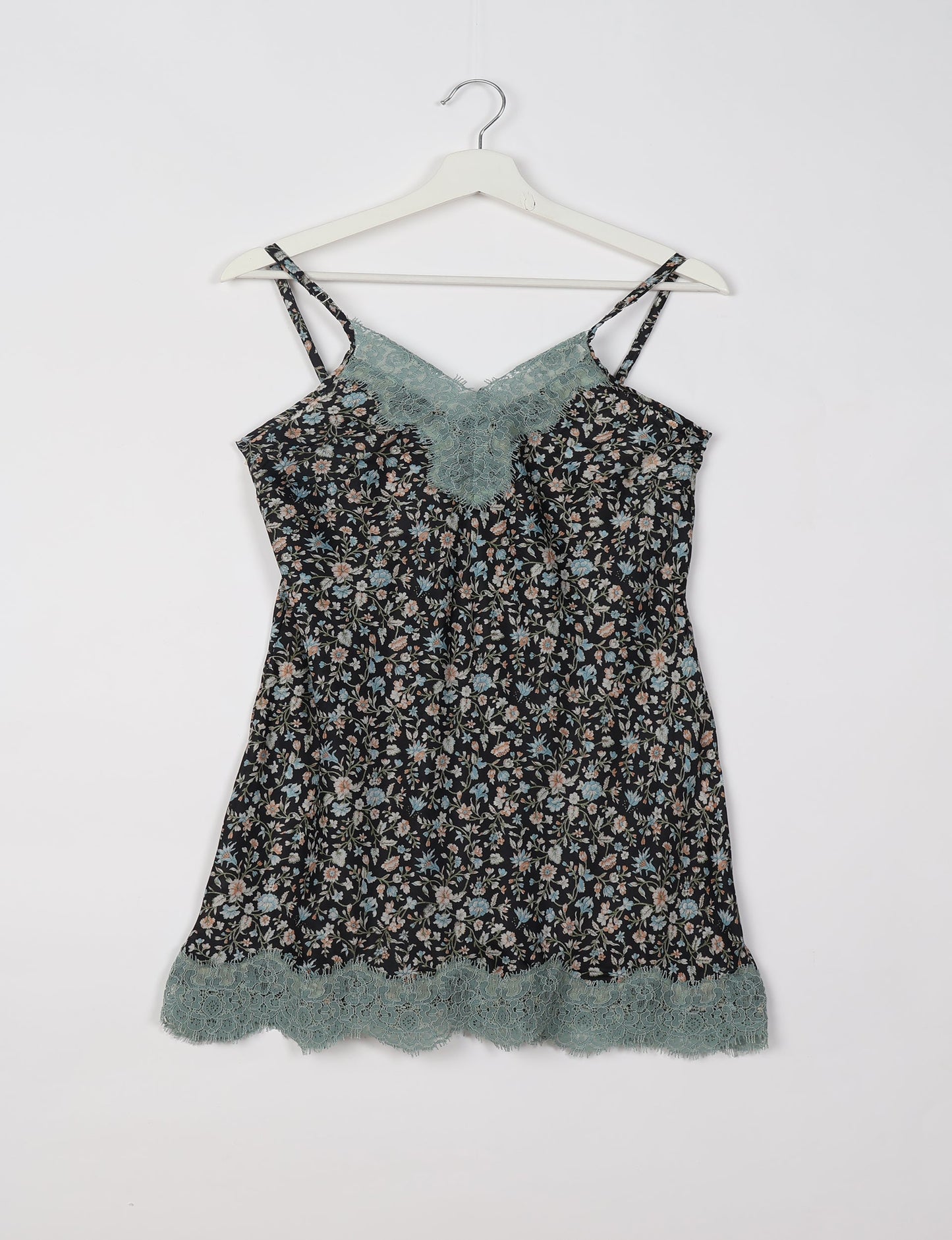 Experience nighttime luxury with our NIGHT DRESS – a true sleeping beauty crafted from upcycled sari fabric by dedicated artisans. Seamlessly combining purpose and comfort, these nightdresses offer a relaxed fit and lightweight material, ideal for sleeping, lounging, or enjoying a tranquil moment sipping coffee on your balcony.