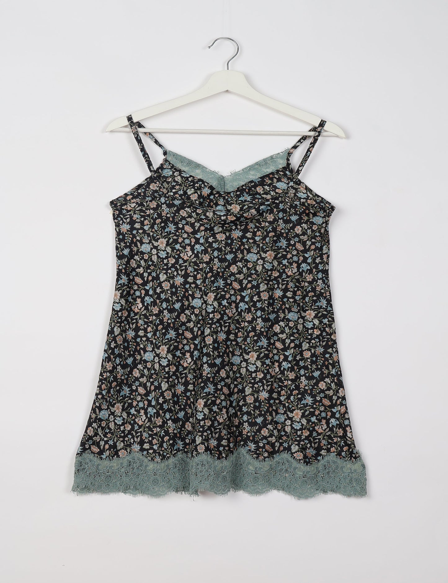 Experience nighttime luxury with our NIGHT DRESS – a true sleeping beauty crafted from upcycled sari fabric by dedicated artisans. Seamlessly combining purpose and comfort, these nightdresses offer a relaxed fit and lightweight material, ideal for sleeping, lounging, or enjoying a tranquil moment sipping coffee on your balcony.