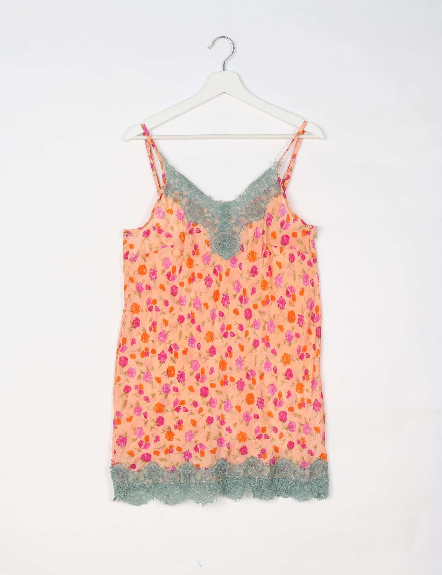 Experience nighttime luxury with our NIGHT DRESS – a true sleeping beauty crafted from upcycled sari fabric by dedicated artisans. Seamlessly combining purpose and comfort, these nightdresses offer a relaxed fit and lightweight material, ideal for sleeping, lounging, or enjoying a tranquil moment sipping coffee on your balcony.