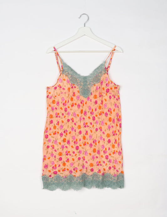 Experience nighttime luxury with our NIGHT DRESS – a true sleeping beauty crafted from upcycled sari fabric by dedicated artisans. Seamlessly combining purpose and comfort, these nightdresses offer a relaxed fit and lightweight material, ideal for sleeping, lounging, or enjoying a tranquil moment sipping coffee on your balcony.