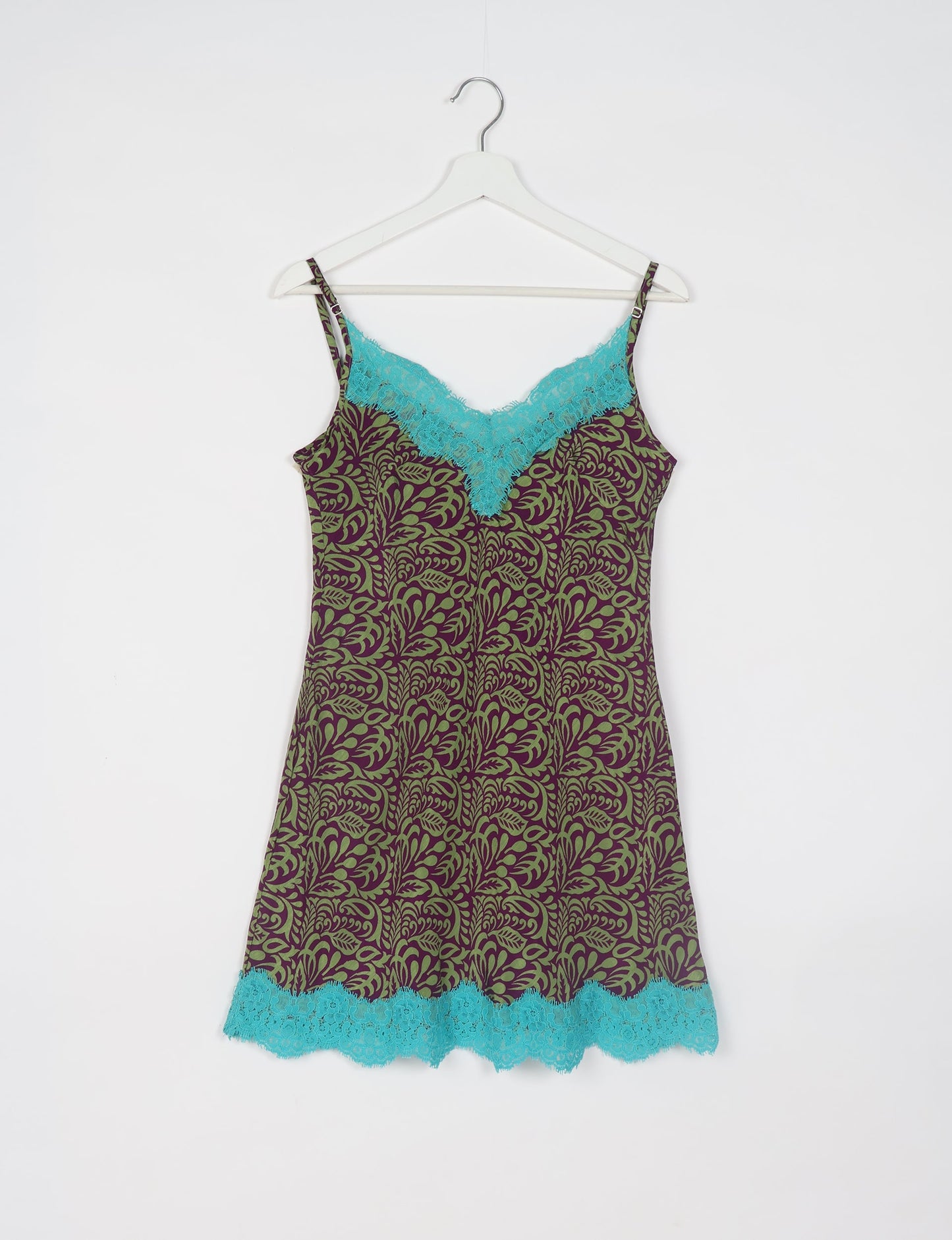 Experience nighttime luxury with our NIGHT DRESS – a true sleeping beauty crafted from upcycled sari fabric by dedicated artisans. Seamlessly combining purpose and comfort, these nightdresses offer a relaxed fit and lightweight material, ideal for sleeping, lounging, or enjoying a tranquil moment sipping coffee on your balcony.