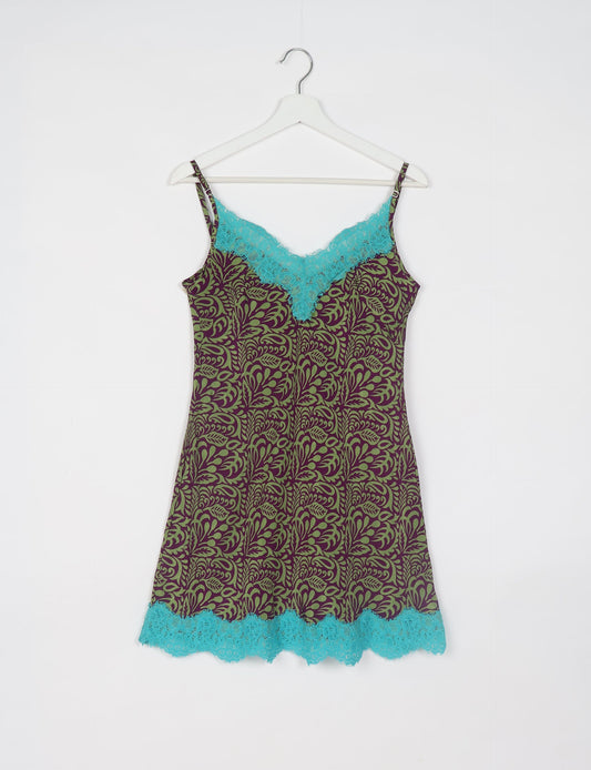 Experience nighttime luxury with our NIGHT DRESS – a true sleeping beauty crafted from upcycled sari fabric by dedicated artisans. Seamlessly combining purpose and comfort, these nightdresses offer a relaxed fit and lightweight material, ideal for sleeping, lounging, or enjoying a tranquil moment sipping coffee on your balcony.