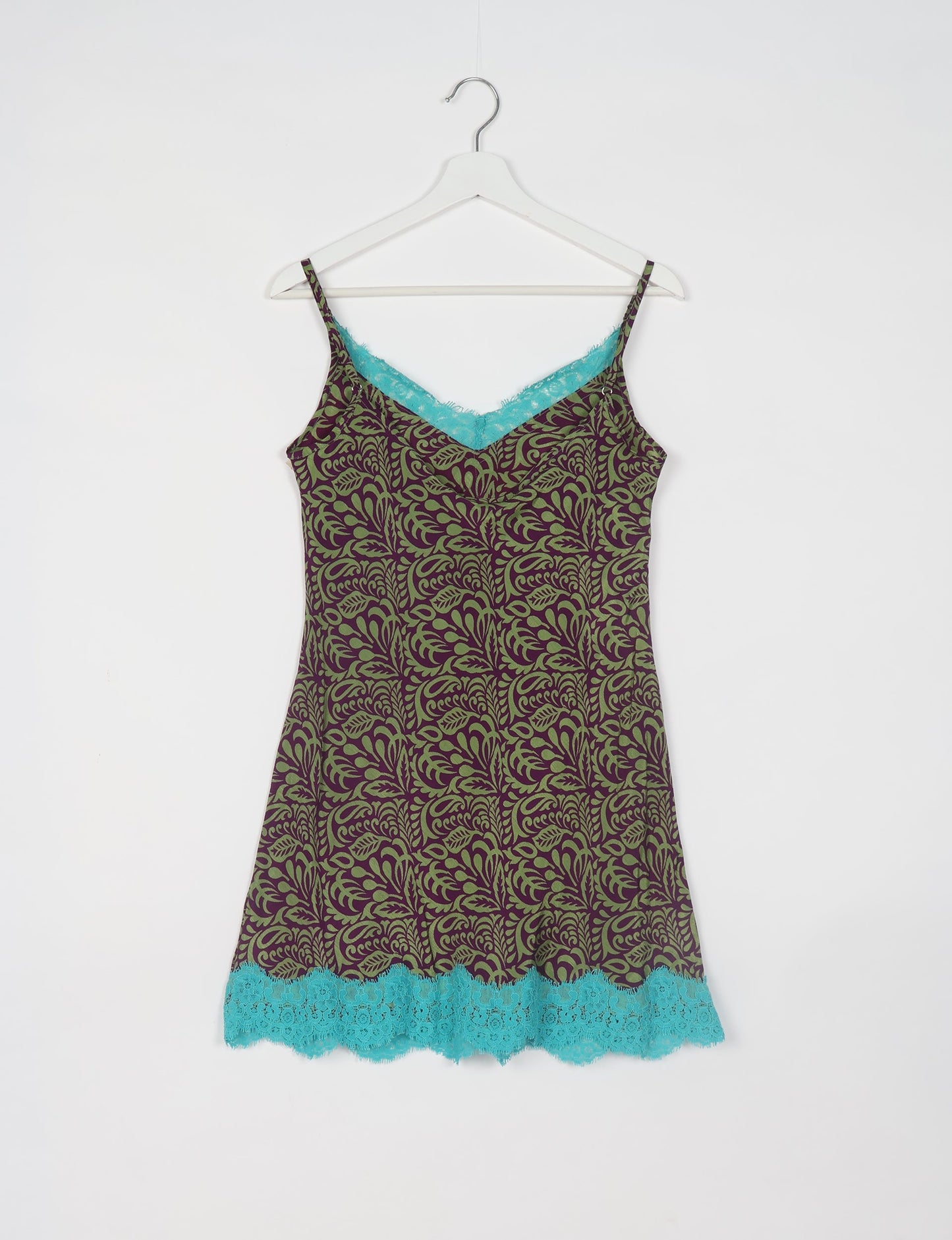 Experience nighttime luxury with our NIGHT DRESS – a true sleeping beauty crafted from upcycled sari fabric by dedicated artisans. Seamlessly combining purpose and comfort, these nightdresses offer a relaxed fit and lightweight material, ideal for sleeping, lounging, or enjoying a tranquil moment sipping coffee on your balcony.