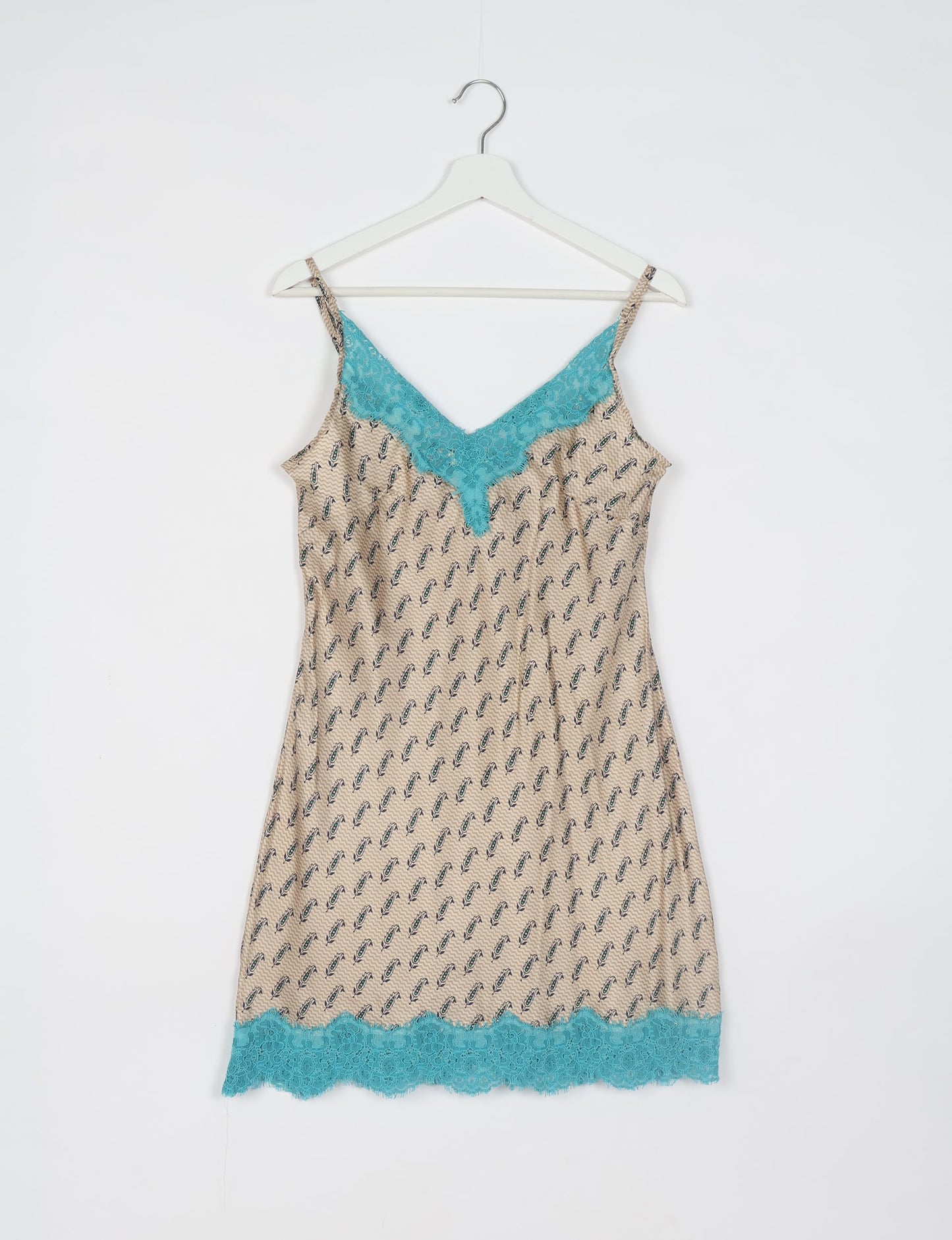 Experience nighttime luxury with our NIGHT DRESS – a true sleeping beauty crafted from upcycled sari fabric by dedicated artisans. Seamlessly combining purpose and comfort, these nightdresses offer a relaxed fit and lightweight material, ideal for sleeping, lounging, or enjoying a tranquil moment sipping coffee on your balcony.