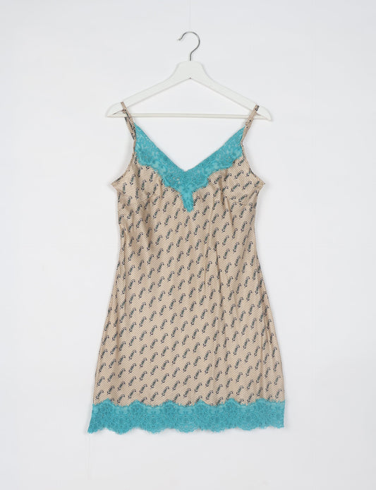 Experience nighttime luxury with our NIGHT DRESS – a true sleeping beauty crafted from upcycled sari fabric by dedicated artisans. Seamlessly combining purpose and comfort, these nightdresses offer a relaxed fit and lightweight material, ideal for sleeping, lounging, or enjoying a tranquil moment sipping coffee on your balcony.