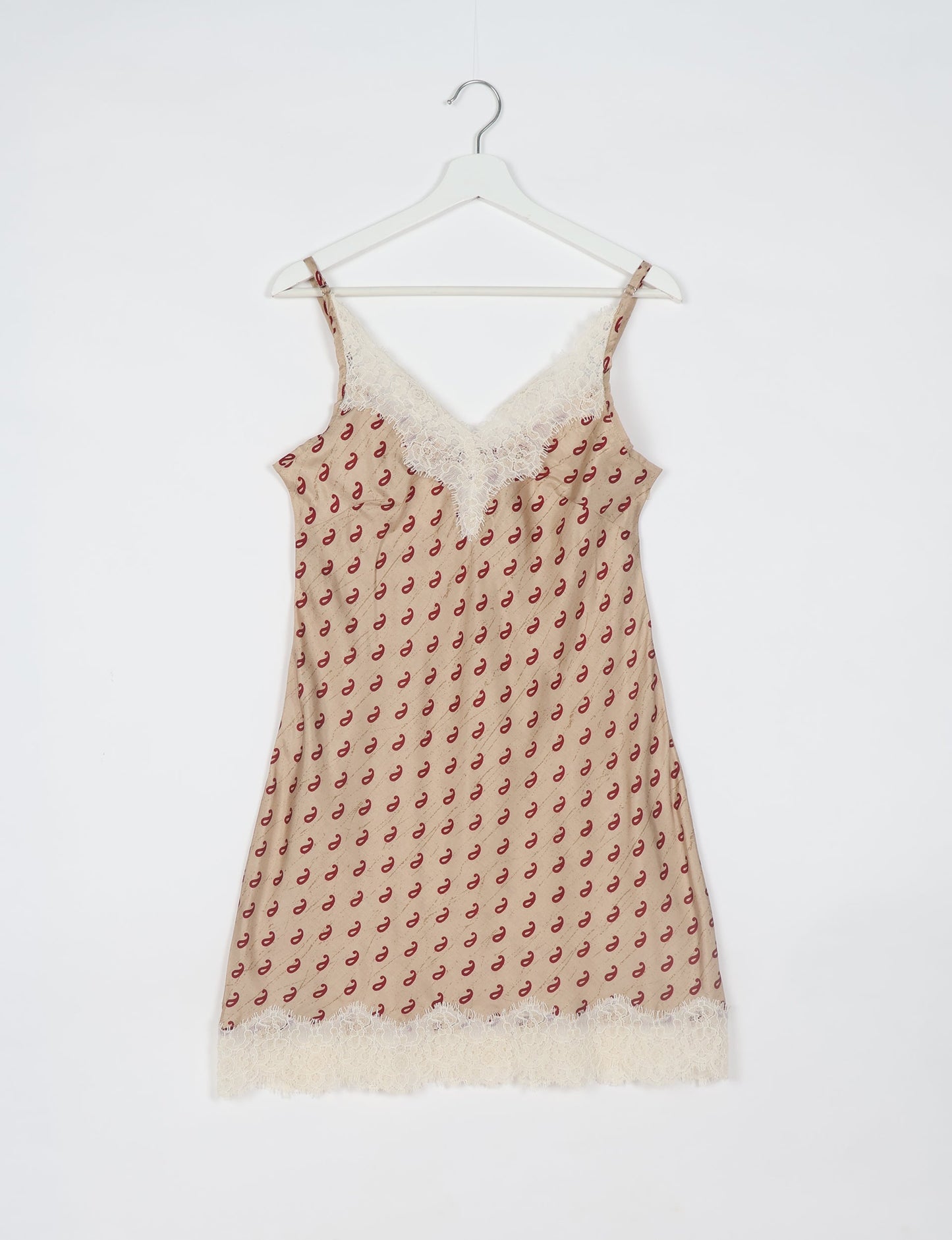 Experience nighttime luxury with our NIGHT DRESS – a true sleeping beauty crafted from upcycled sari fabric by dedicated artisans. Seamlessly combining purpose and comfort, these nightdresses offer a relaxed fit and lightweight material, ideal for sleeping, lounging, or enjoying a tranquil moment sipping coffee on your balcony.