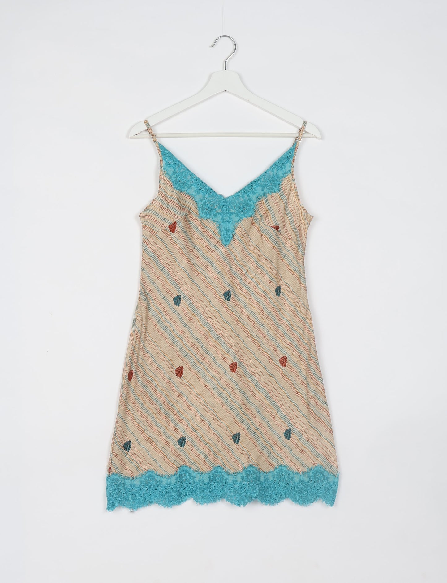 Experience nighttime luxury with our NIGHT DRESS – a true sleeping beauty crafted from upcycled sari fabric by dedicated artisans. Seamlessly combining purpose and comfort, these nightdresses offer a relaxed fit and lightweight material, ideal for sleeping, lounging, or enjoying a tranquil moment sipping coffee on your balcony.