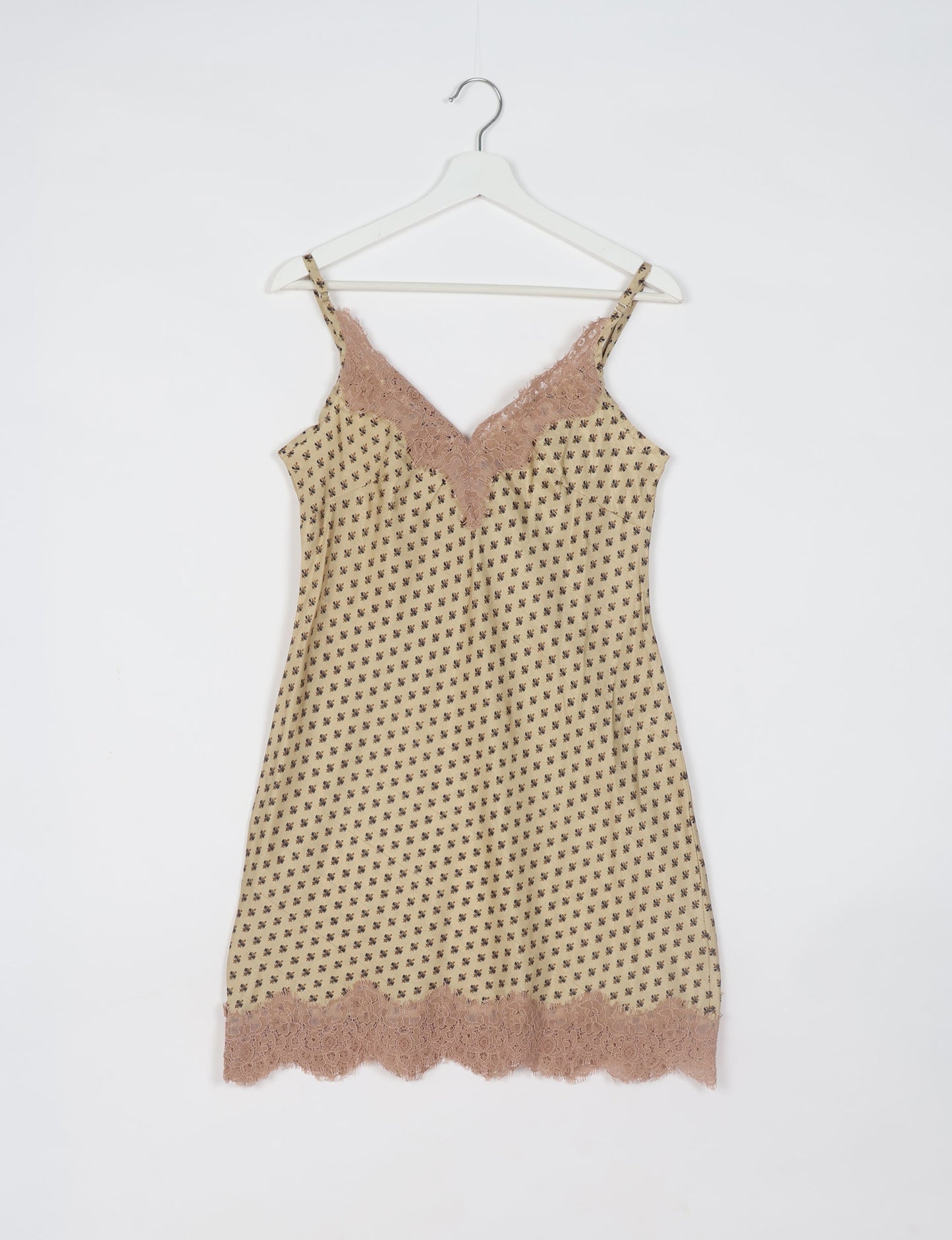 Experience nighttime luxury with our NIGHT DRESS – a true sleeping beauty crafted from upcycled sari fabric by dedicated artisans. Seamlessly combining purpose and comfort, these nightdresses offer a relaxed fit and lightweight material, ideal for sleeping, lounging, or enjoying a tranquil moment sipping coffee on your balcony.