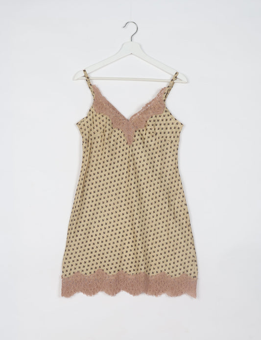 Experience nighttime luxury with our NIGHT DRESS – a true sleeping beauty crafted from upcycled sari fabric by dedicated artisans. Seamlessly combining purpose and comfort, these nightdresses offer a relaxed fit and lightweight material, ideal for sleeping, lounging, or enjoying a tranquil moment sipping coffee on your balcony.