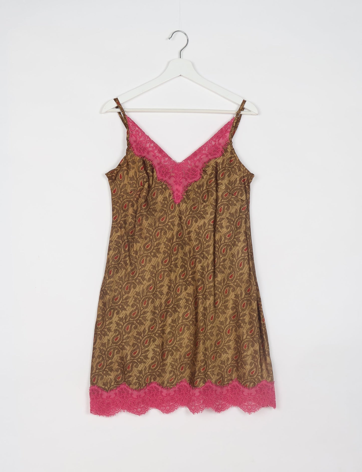 Experience nighttime luxury with our NIGHT DRESS – a true sleeping beauty crafted from upcycled sari fabric by dedicated artisans. Seamlessly combining purpose and comfort, these nightdresses offer a relaxed fit and lightweight material, ideal for sleeping, lounging, or enjoying a tranquil moment sipping coffee on your balcony.