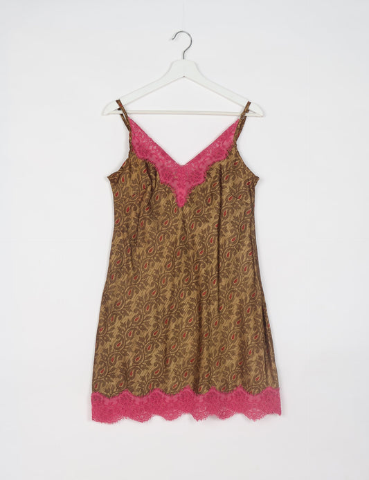 Experience nighttime luxury with our NIGHT DRESS – a true sleeping beauty crafted from upcycled sari fabric by dedicated artisans. Seamlessly combining purpose and comfort, these nightdresses offer a relaxed fit and lightweight material, ideal for sleeping, lounging, or enjoying a tranquil moment sipping coffee on your balcony.