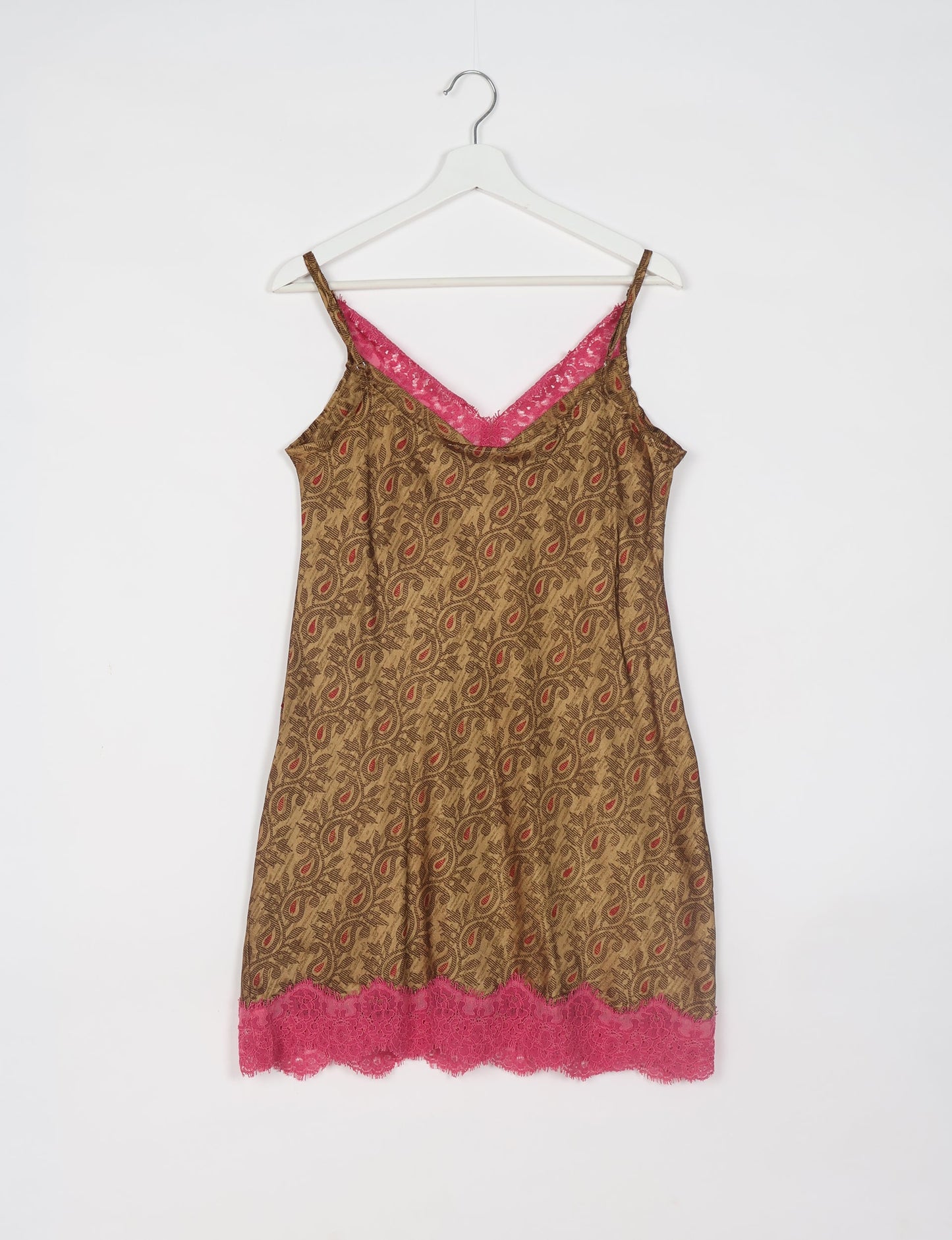 Experience nighttime luxury with our NIGHT DRESS – a true sleeping beauty crafted from upcycled sari fabric by dedicated artisans. Seamlessly combining purpose and comfort, these nightdresses offer a relaxed fit and lightweight material, ideal for sleeping, lounging, or enjoying a tranquil moment sipping coffee on your balcony.