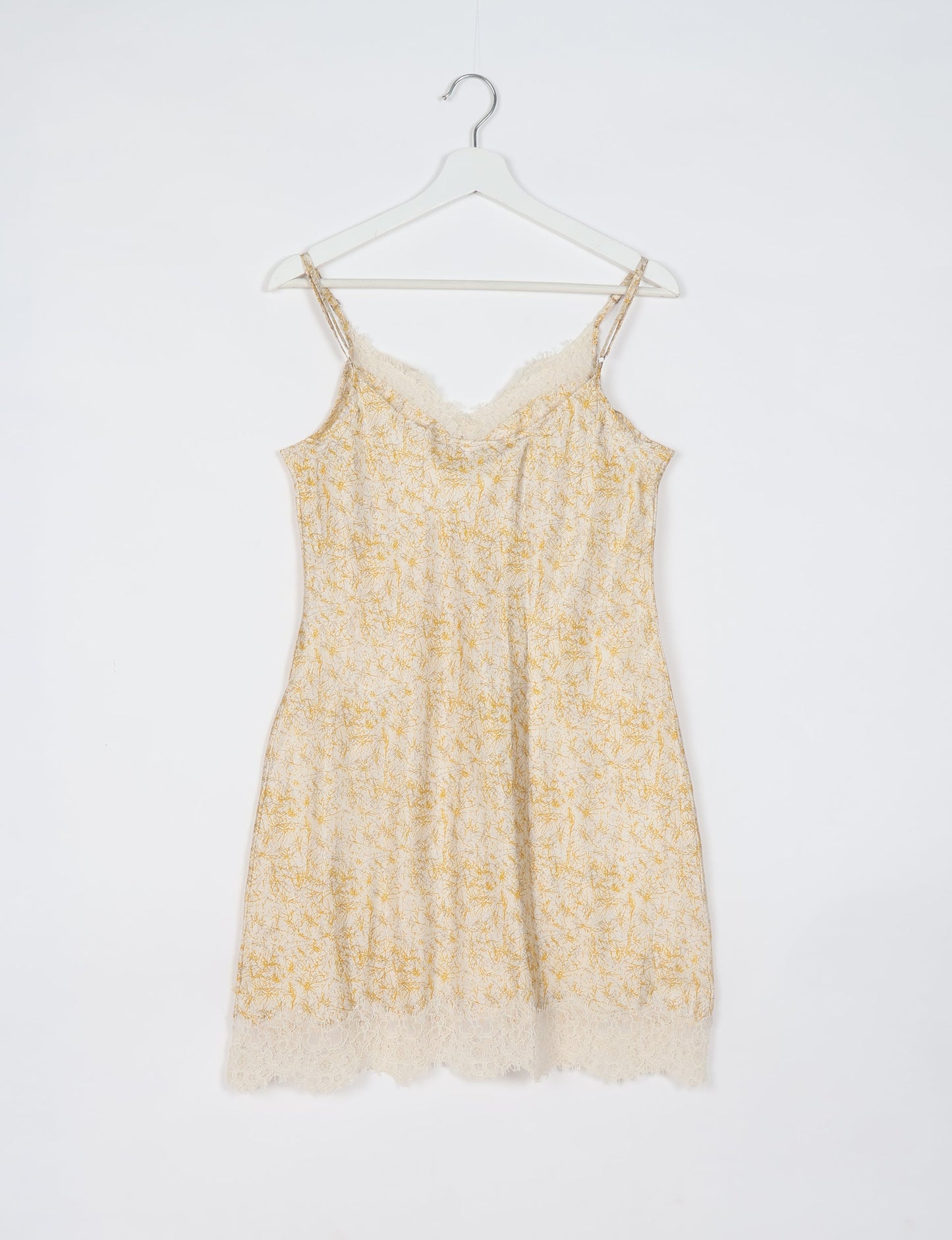 Experience nighttime luxury with our NIGHT DRESS – a true sleeping beauty crafted from upcycled sari fabric by dedicated artisans. Seamlessly combining purpose and comfort, these nightdresses offer a relaxed fit and lightweight material, ideal for sleeping, lounging, or enjoying a tranquil moment sipping coffee on your balcony.