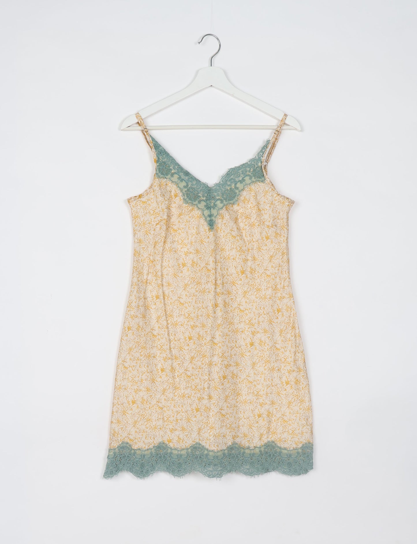 Experience nighttime luxury with our NIGHT DRESS – a true sleeping beauty crafted from upcycled sari fabric by dedicated artisans. Seamlessly combining purpose and comfort, these nightdresses offer a relaxed fit and lightweight material, ideal for sleeping, lounging, or enjoying a tranquil moment sipping coffee on your balcony.