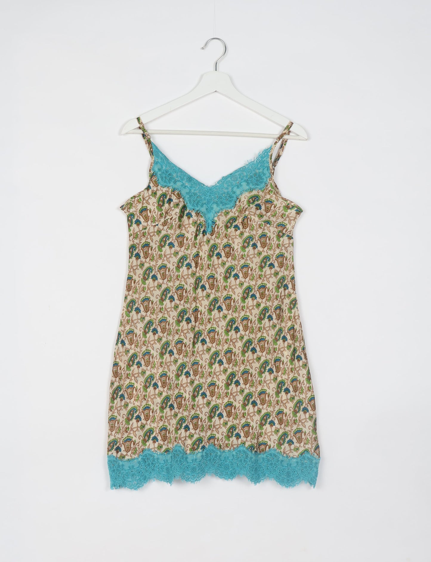 Experience nighttime luxury with our NIGHT DRESS – a true sleeping beauty crafted from upcycled sari fabric by dedicated artisans. Seamlessly combining purpose and comfort, these nightdresses offer a relaxed fit and lightweight material, ideal for sleeping, lounging, or enjoying a tranquil moment sipping coffee on your balcony.