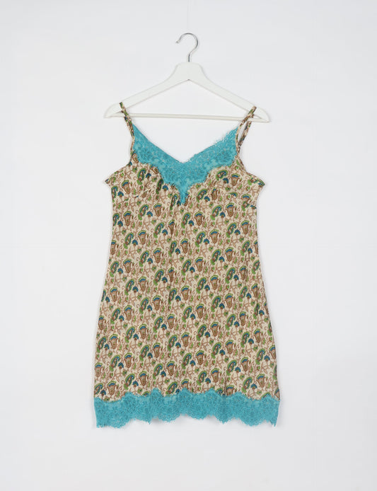 Experience nighttime luxury with our NIGHT DRESS – a true sleeping beauty crafted from upcycled sari fabric by dedicated artisans. Seamlessly combining purpose and comfort, these nightdresses offer a relaxed fit and lightweight material, ideal for sleeping, lounging, or enjoying a tranquil moment sipping coffee on your balcony.