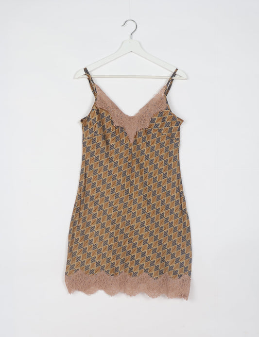 Experience nighttime luxury with our NIGHT DRESS – a true sleeping beauty crafted from upcycled sari fabric by dedicated artisans. Seamlessly combining purpose and comfort, these nightdresses offer a relaxed fit and lightweight material, ideal for sleeping, lounging, or enjoying a tranquil moment sipping coffee on your balcony.