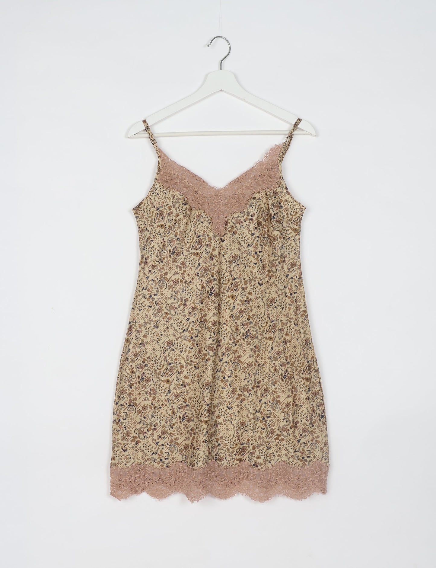 Experience nighttime luxury with our NIGHT DRESS – a true sleeping beauty crafted from upcycled sari fabric by dedicated artisans. Seamlessly combining purpose and comfort, these nightdresses offer a relaxed fit and lightweight material, ideal for sleeping, lounging, or enjoying a tranquil moment sipping coffee on your balcony.