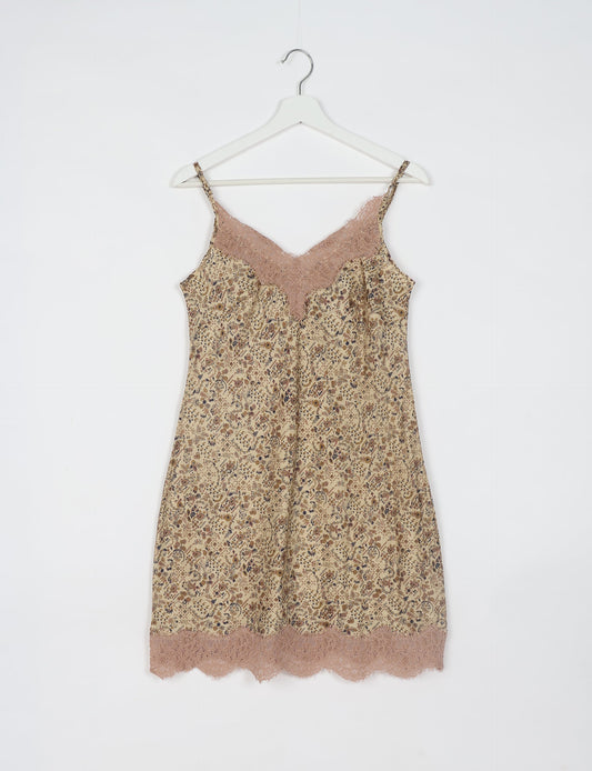 Experience nighttime luxury with our NIGHT DRESS – a true sleeping beauty crafted from upcycled sari fabric by dedicated artisans. Seamlessly combining purpose and comfort, these nightdresses offer a relaxed fit and lightweight material, ideal for sleeping, lounging, or enjoying a tranquil moment sipping coffee on your balcony.