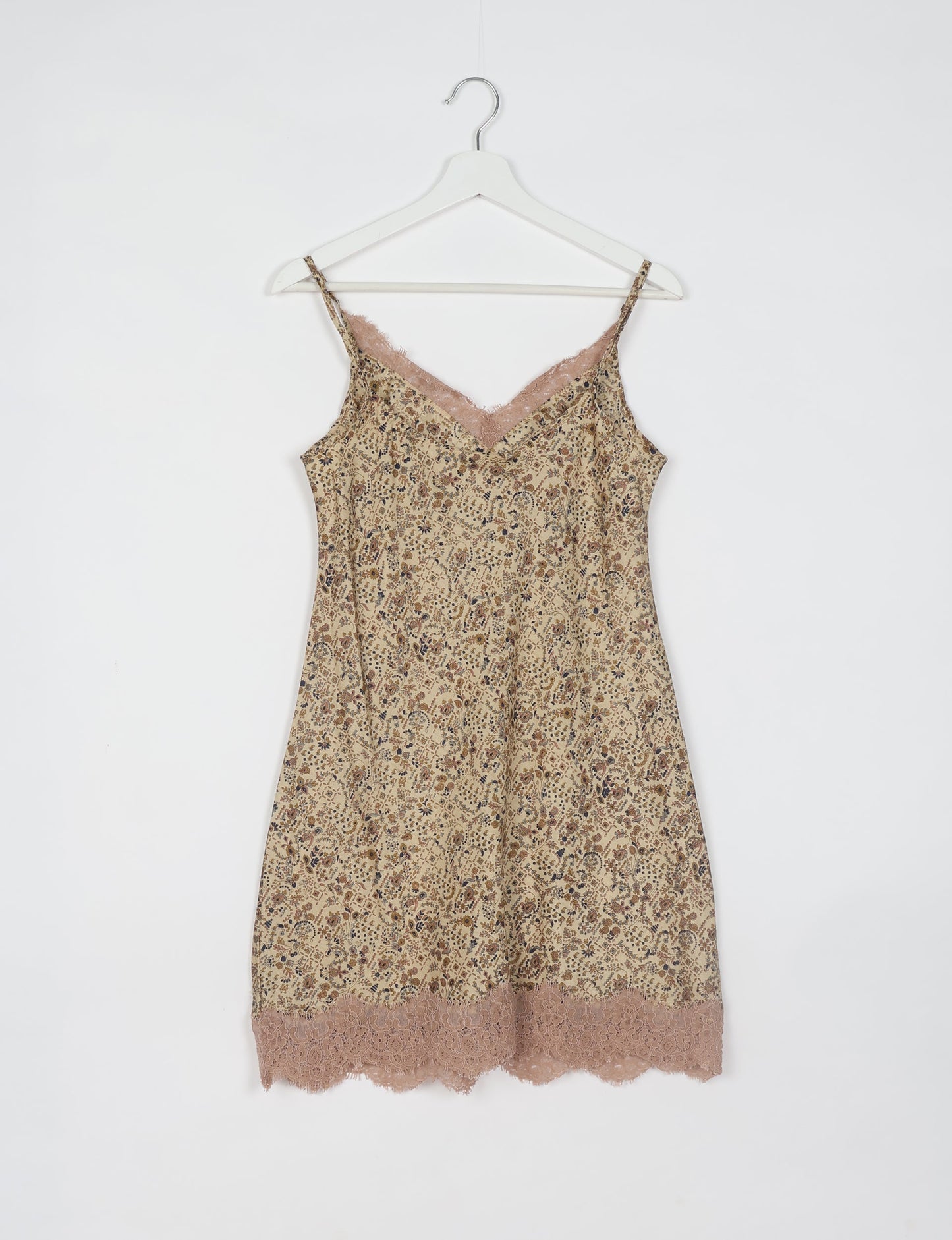 Experience nighttime luxury with our NIGHT DRESS – a true sleeping beauty crafted from upcycled sari fabric by dedicated artisans. Seamlessly combining purpose and comfort, these nightdresses offer a relaxed fit and lightweight material, ideal for sleeping, lounging, or enjoying a tranquil moment sipping coffee on your balcony.