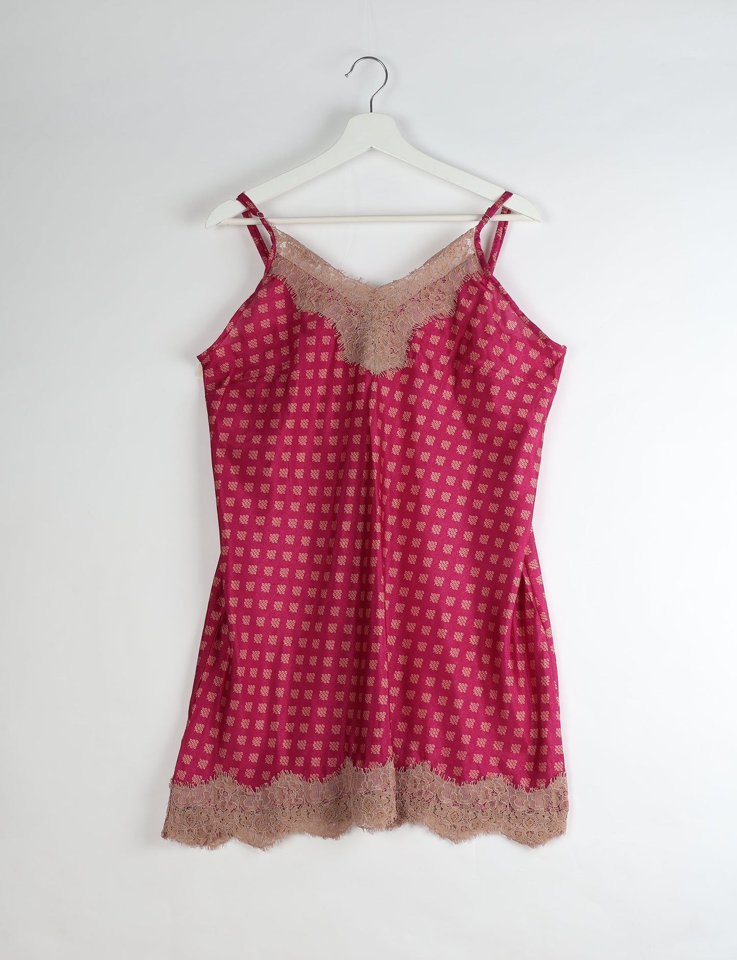 Experience nighttime luxury with our NIGHT DRESS – a true sleeping beauty crafted from upcycled sari fabric by dedicated artisans. Seamlessly combining purpose and comfort, these nightdresses offer a relaxed fit and lightweight material, ideal for sleeping, lounging, or enjoying a tranquil moment sipping coffee on your balcony.