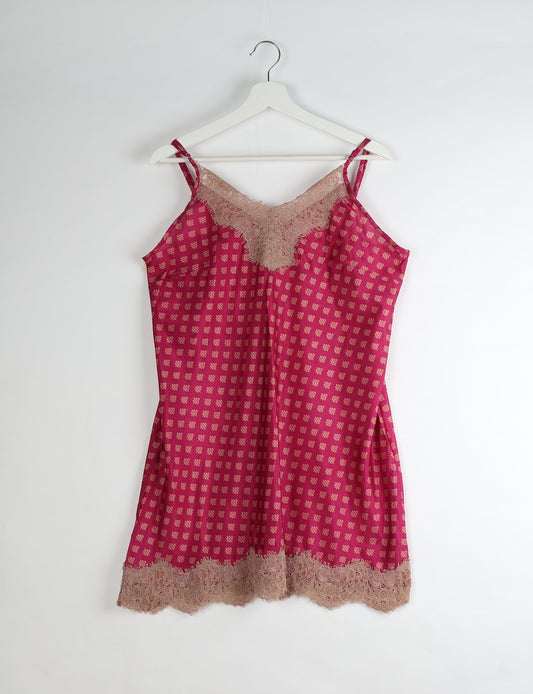 Experience nighttime luxury with our NIGHT DRESS – a true sleeping beauty crafted from upcycled sari fabric by dedicated artisans. Seamlessly combining purpose and comfort, these nightdresses offer a relaxed fit and lightweight material, ideal for sleeping, lounging, or enjoying a tranquil moment sipping coffee on your balcony.