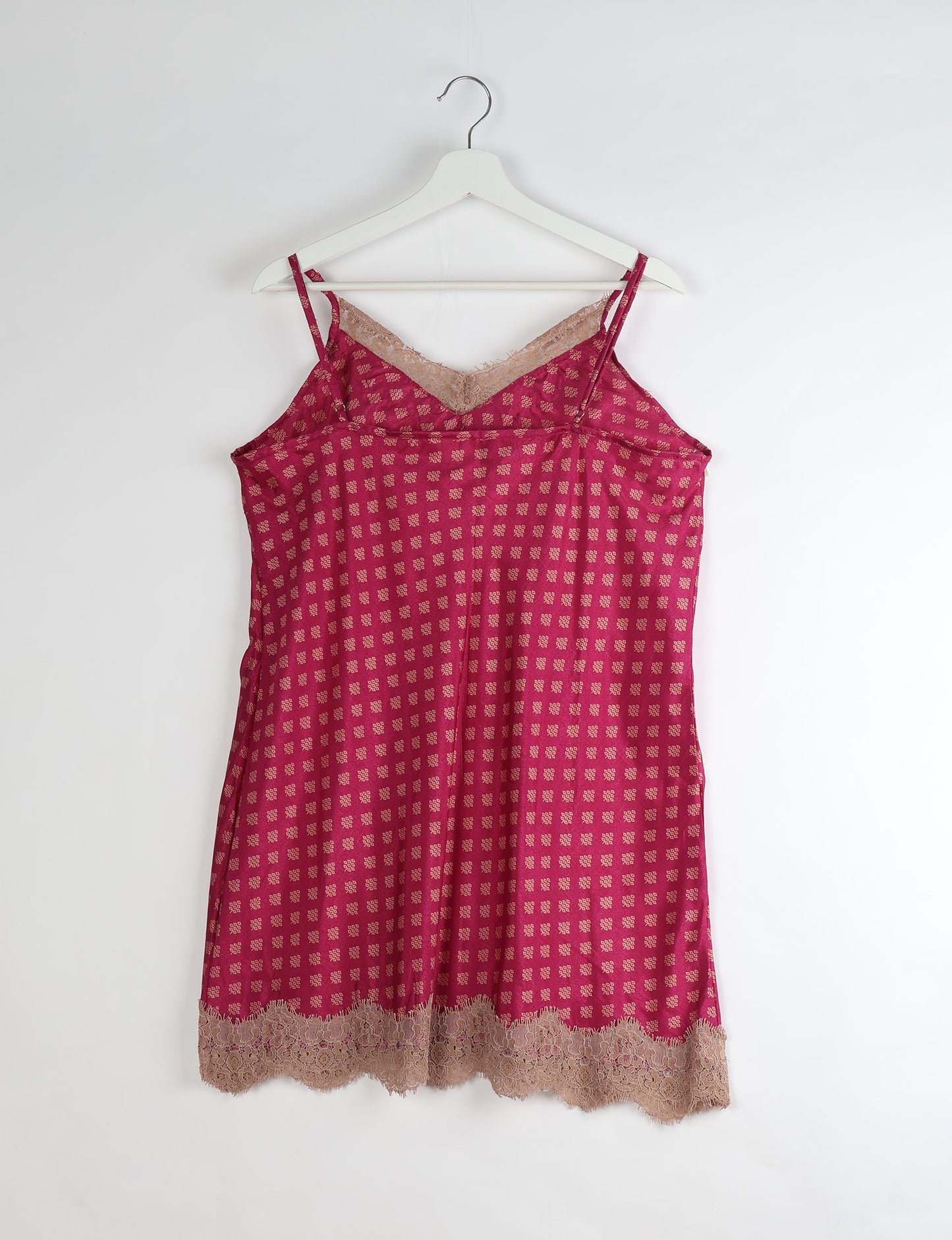 Experience nighttime luxury with our NIGHT DRESS – a true sleeping beauty crafted from upcycled sari fabric by dedicated artisans. Seamlessly combining purpose and comfort, these nightdresses offer a relaxed fit and lightweight material, ideal for sleeping, lounging, or enjoying a tranquil moment sipping coffee on your balcony.