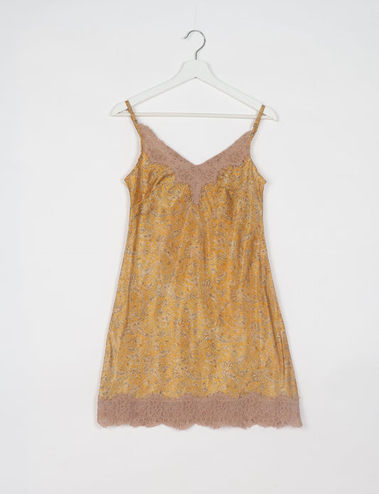 Experience nighttime luxury with our NIGHT DRESS – a true sleeping beauty crafted from upcycled sari fabric by dedicated artisans. Seamlessly combining purpose and comfort, these nightdresses offer a relaxed fit and lightweight material, ideal for sleeping, lounging, or enjoying a tranquil moment sipping coffee on your balcony.