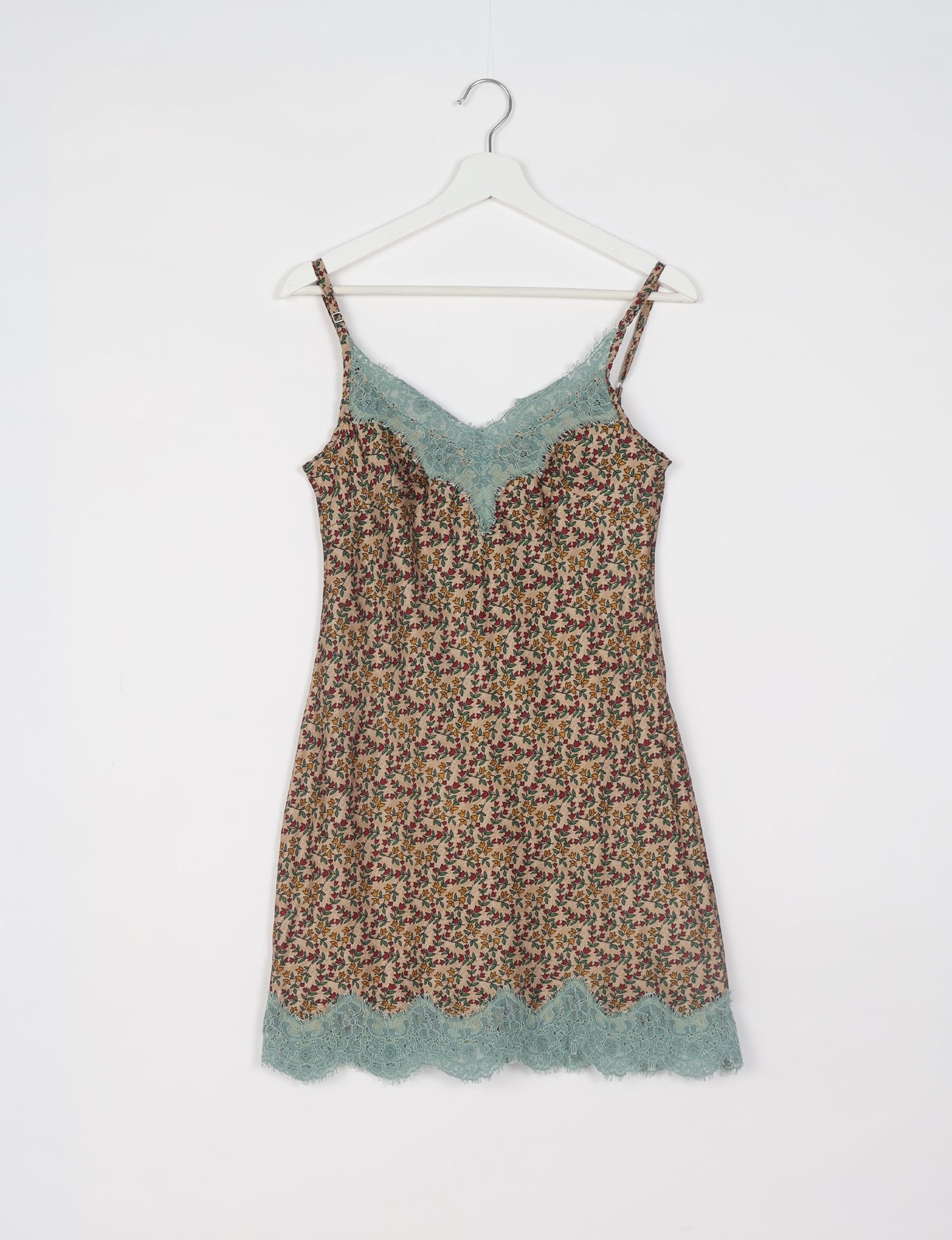 Experience nighttime luxury with our NIGHT DRESS – a true sleeping beauty crafted from upcycled sari fabric by dedicated artisans. Seamlessly combining purpose and comfort, these nightdresses offer a relaxed fit and lightweight material, ideal for sleeping, lounging, or enjoying a tranquil moment sipping coffee on your balcony.