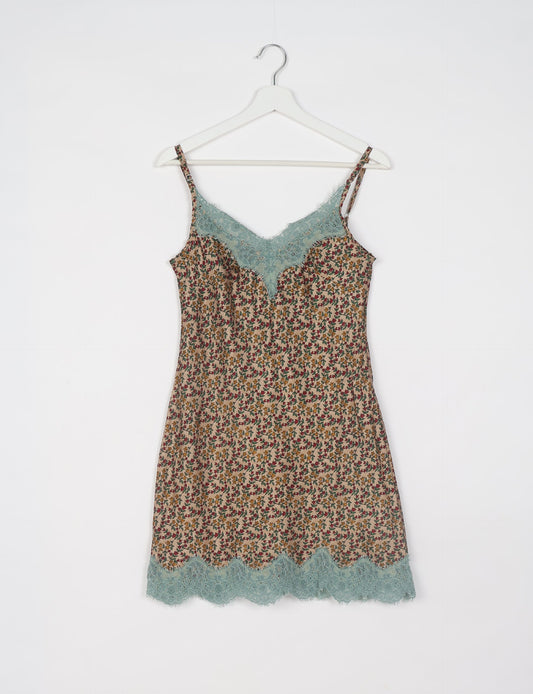 Experience nighttime luxury with our NIGHT DRESS – a true sleeping beauty crafted from upcycled sari fabric by dedicated artisans. Seamlessly combining purpose and comfort, these nightdresses offer a relaxed fit and lightweight material, ideal for sleeping, lounging, or enjoying a tranquil moment sipping coffee on your balcony.