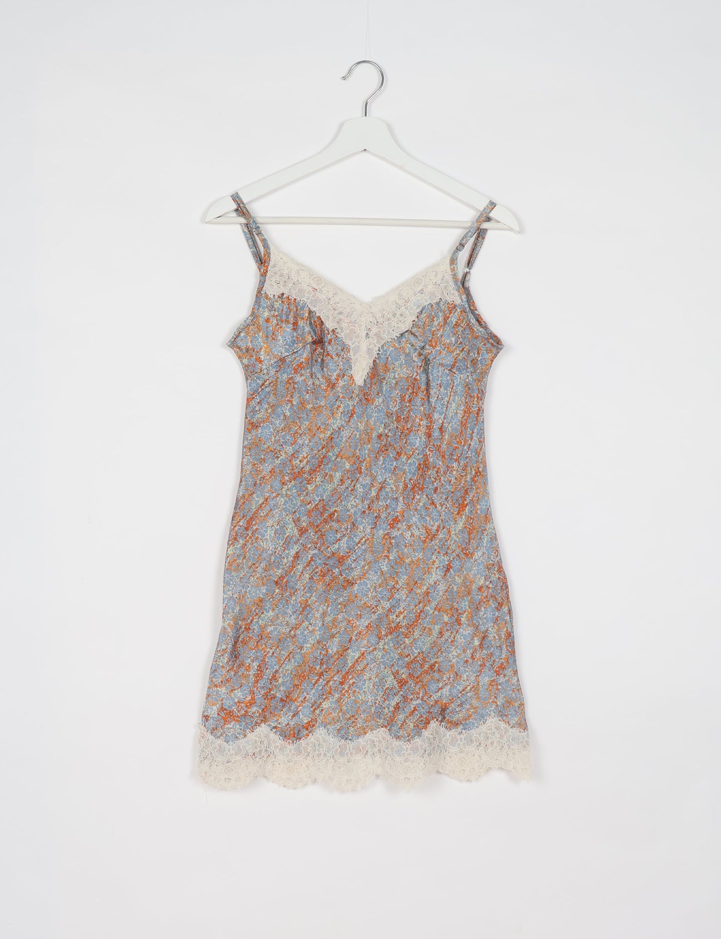 Experience nighttime luxury with our NIGHT DRESS – a true sleeping beauty crafted from upcycled sari fabric by dedicated artisans. Seamlessly combining purpose and comfort, these nightdresses offer a relaxed fit and lightweight material, ideal for sleeping, lounging, or enjoying a tranquil moment sipping coffee on your balcony.